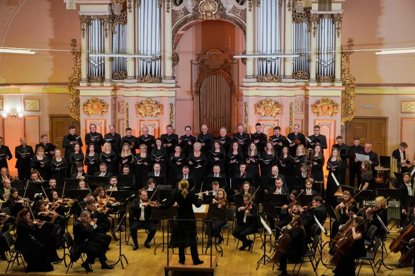 Ukraine&rsquo;s cultural legacy was on full throttled display in Lviv yesterday when we performed the music of two of its most celebrated native son composers, Myroslav Skoryk and Yevhen Stankovych. With the combined forces of the @lviv_philharmonic_