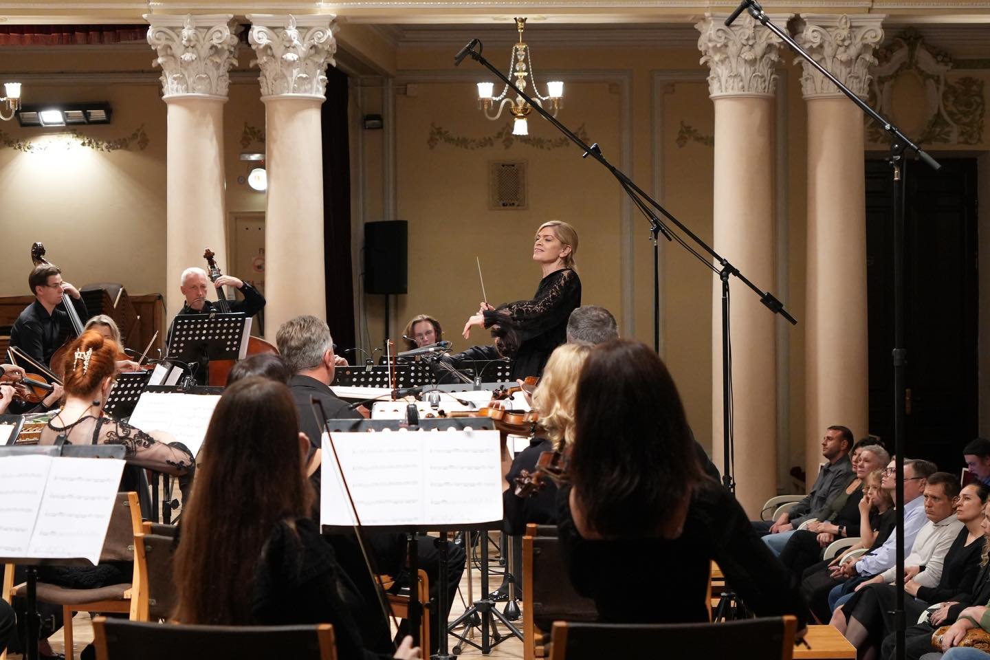 My trip to Kyiv last week culminated with our @kyiv_camerata concert two nights ago in Kyiv. Miraculously, it took place despite non-stop air alerts and Russia&rsquo;s threat to increase its attacks. 

I was proud to lead the ensemble in premiere per
