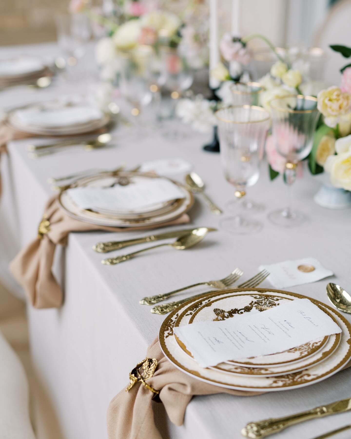 Gilded plates and gold flatware. The prettiest details✨