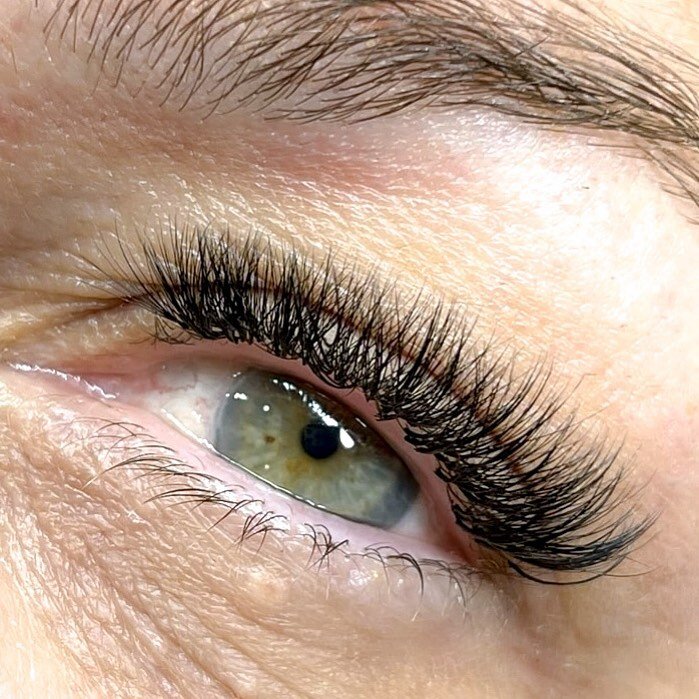 Classic, Volume, or a mix between the two- I&rsquo;ll make sure your lashes are done to accentuate your specific eye shape. Not all eye shapes are the same, so lashes should not all be the same! 
.
.
.
.
#lashes #lashextensions #eyelashstudios #eyela