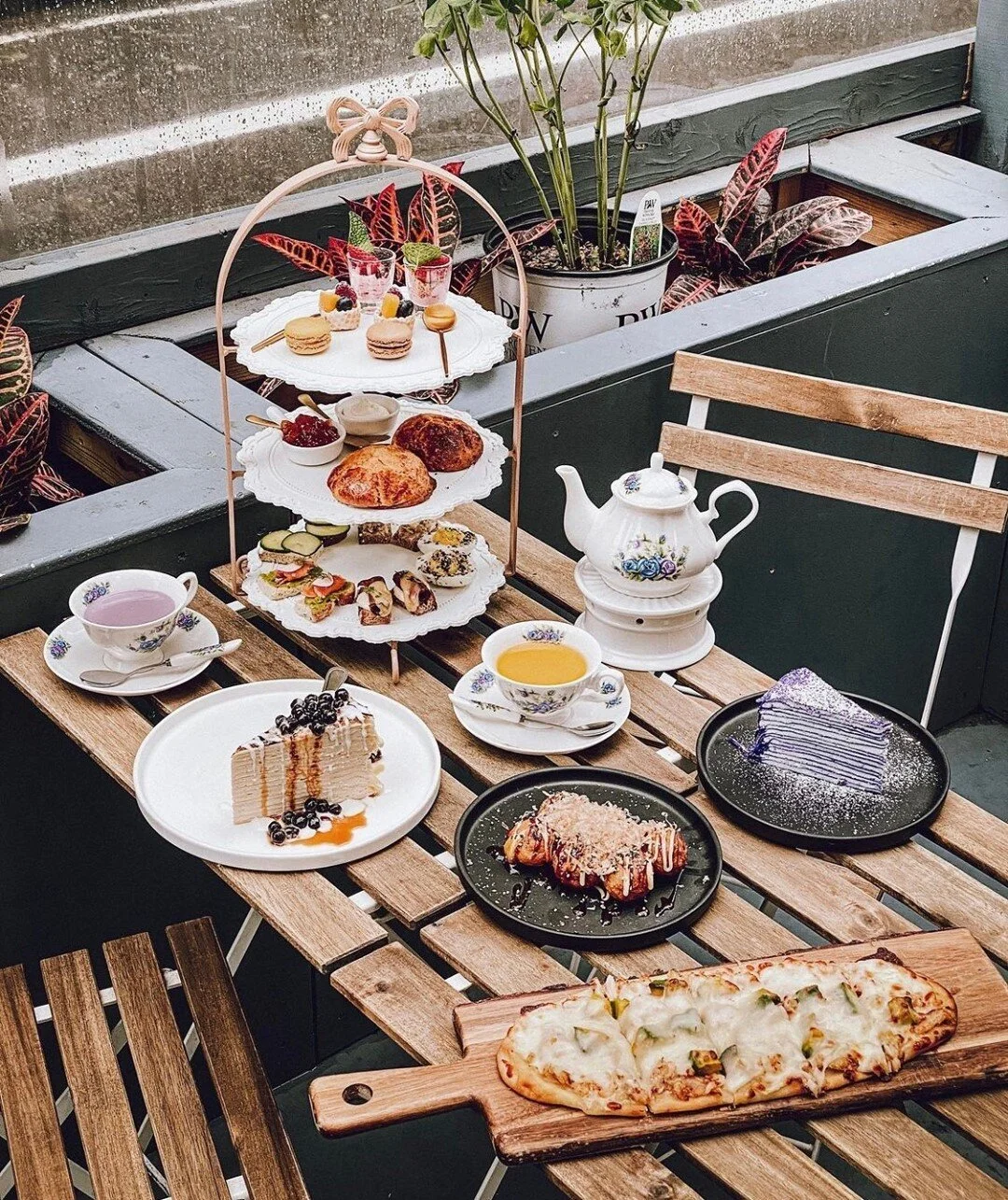 What's your brunch plan? What's your plan for the long holidays? Our Ribbon Three-tiered Afternoon Tea set comes with everything you need for a tea party! ✨ Tag a friend you'll be bringing with you to this extra special tea party! 💕⁠
⁠
All 9 locatio