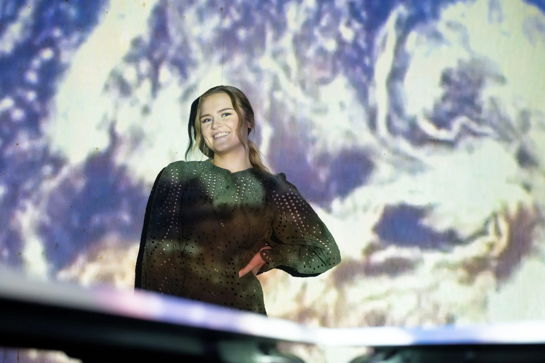 Deadline - produksjon av film i studio med sudent som står foran en skjerm med bilde av jorden fra verdensrommet.