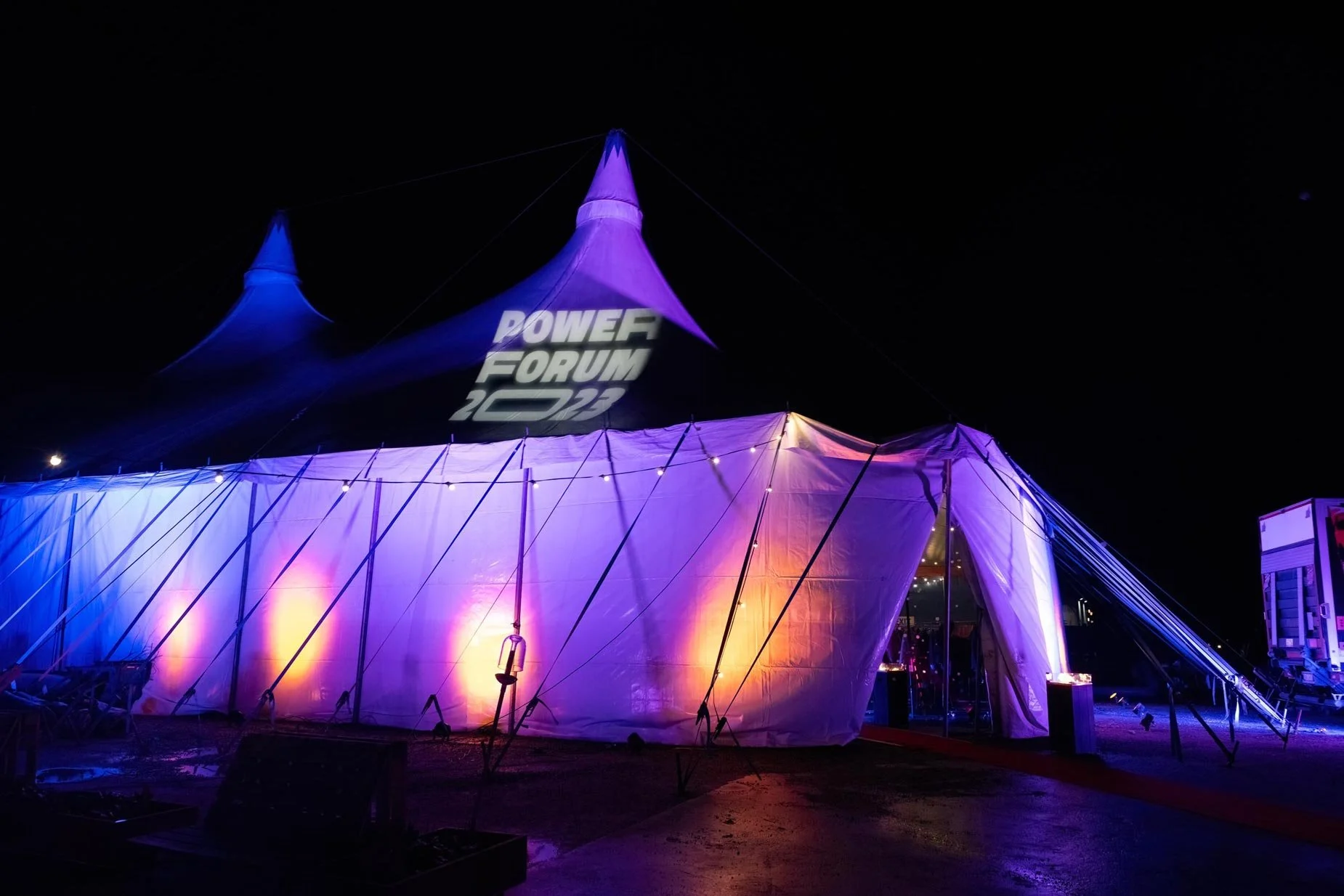 STort telt med PowerForum, rigget klart til festaften av Deadline.