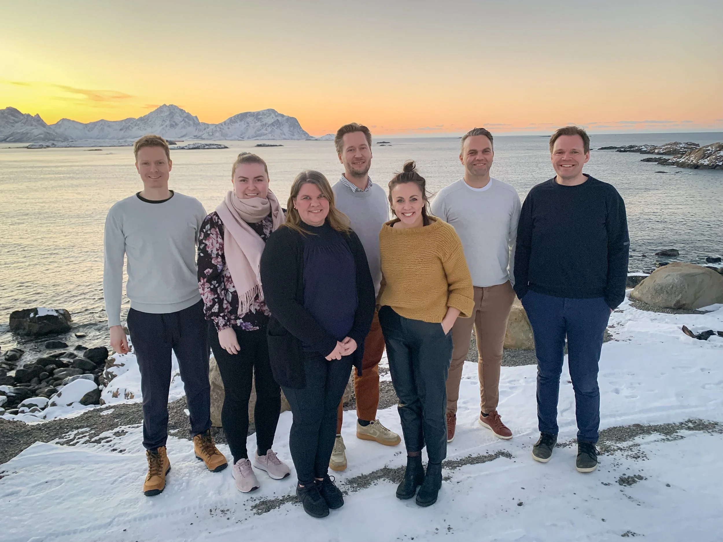 Hele gjengen samlet på Nyksund. F.v: Lars Fredrik Martinussen, Karoline Mikalsen Sørstrøm, Brita Eilertsen, Erik Modig, Katrine Mevatne, Eirik Nikolaisen og Martin Meisterlin.