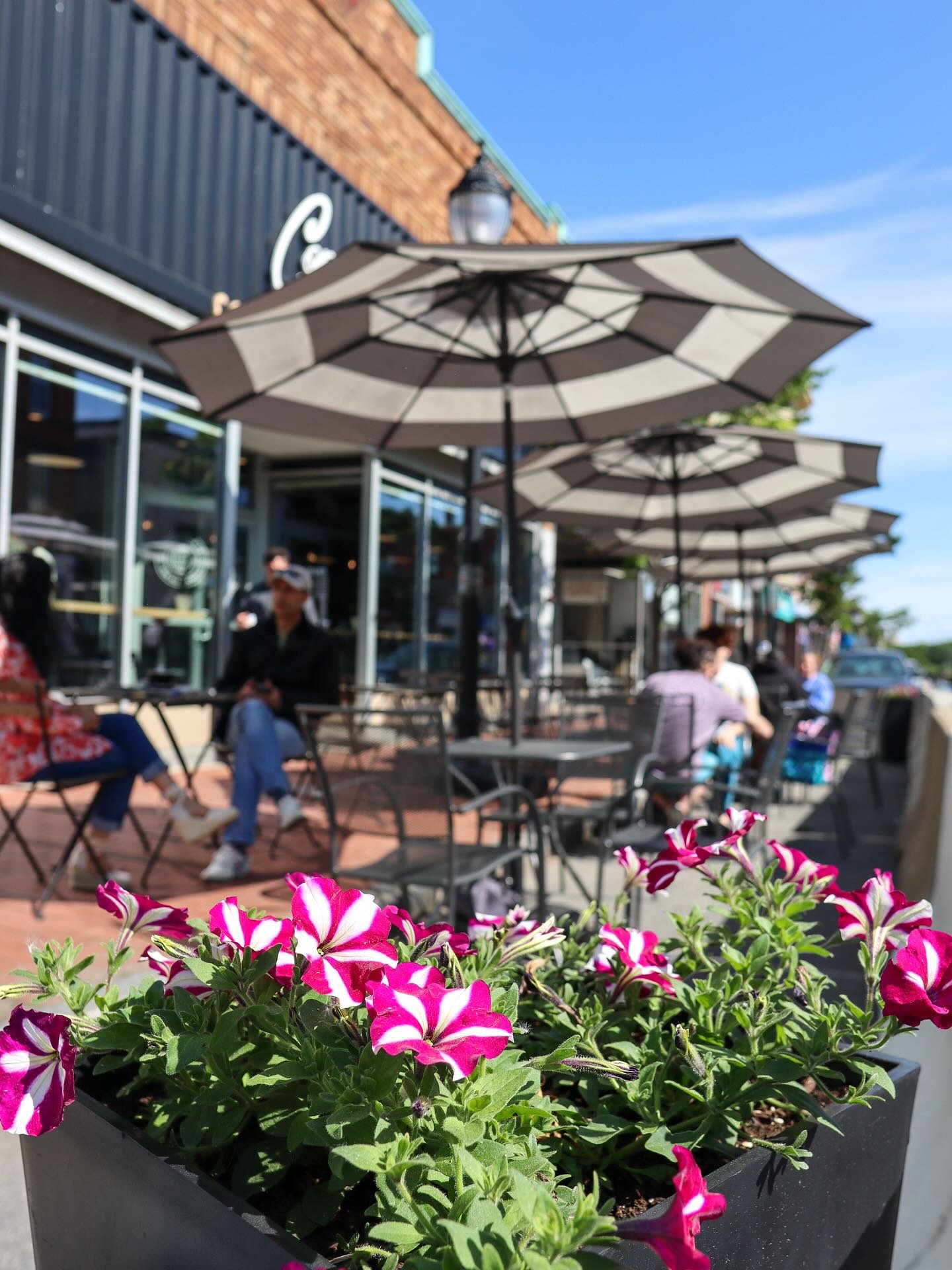 Answering emails or having a meeting looks a lot better right here (with your favorite coffee)! 

Patio season is here and we couldn&rsquo;t more ready for it! ☀️⛱️☕️