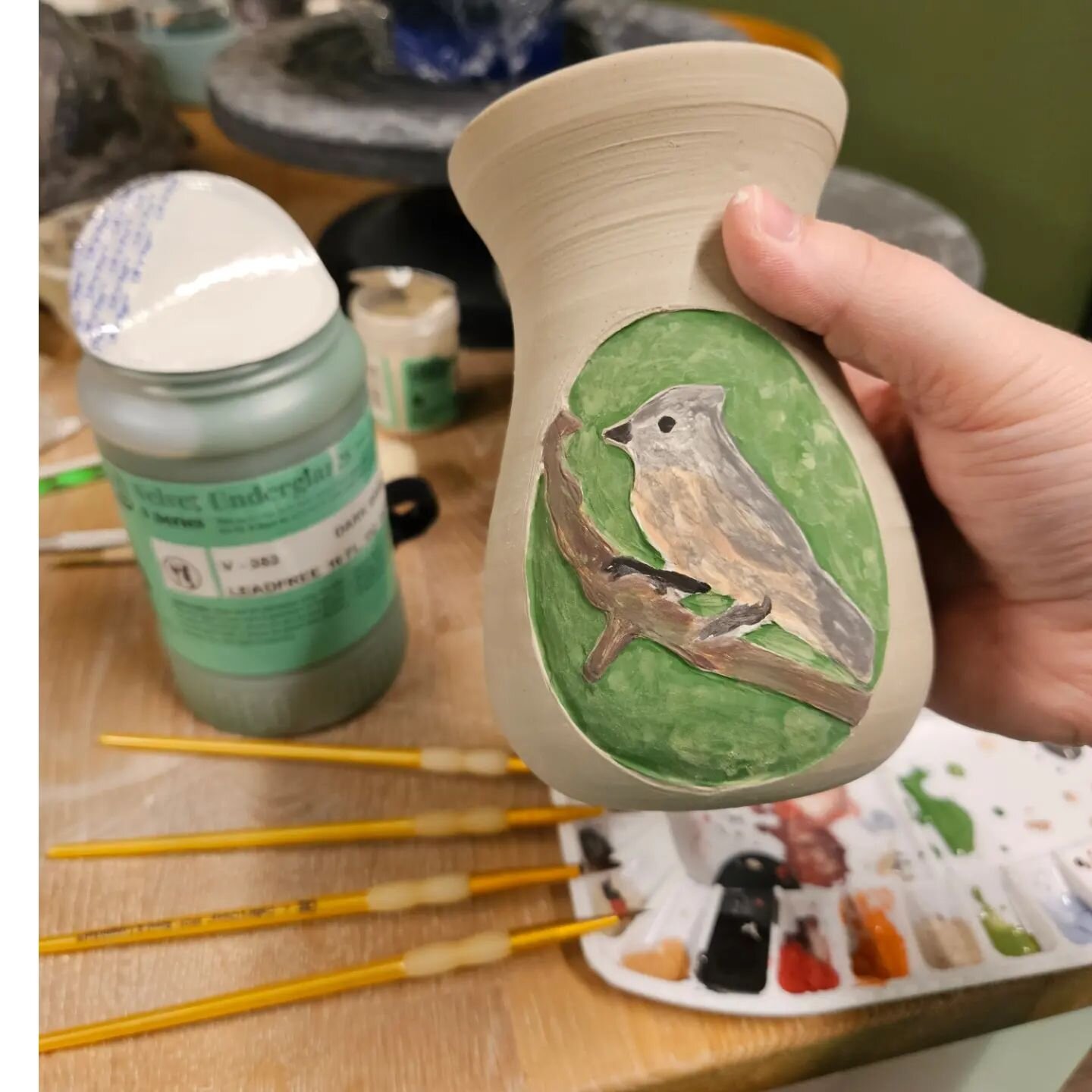 Today's #WIP, a cute lil' titmouse on a cute lil' vase. 

Have a ton of in-progress projects going on and can't wait to share them all! 

#howiamaco #art #ceramic #handmade #vase #clay #amacounderglazes #underglazepainting #carving #nature #naturelov