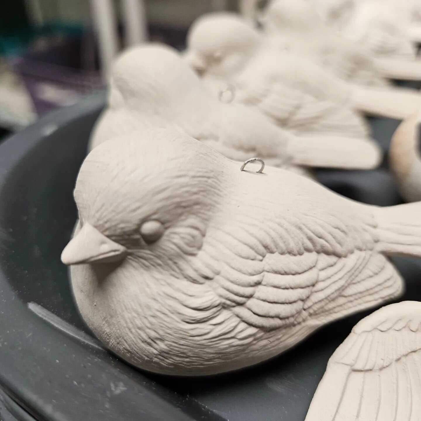 I'm loving this chickadee slip-cast mold I got! I've made so many cute lil' birdies with it. 🐦🐦🐦

Have any ideas of what colors I should glaze these? They'll end up being ornaments to sell in the winter 😁

#art #ceramic #slipcast #chickadee #bird