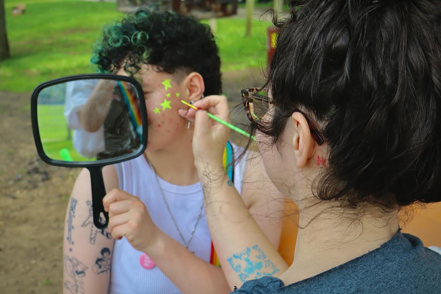 We had an absolute BLAST 💥🌈 at Queens Hillel&rsquo;s Queens-Wide Pride Carnival in Cunningham Park! From show-stopping performances by @alvahklempt to cooling off with Rita&rsquo;s Water Ice and arts &amp; crafts, the day was packed with joy, creat