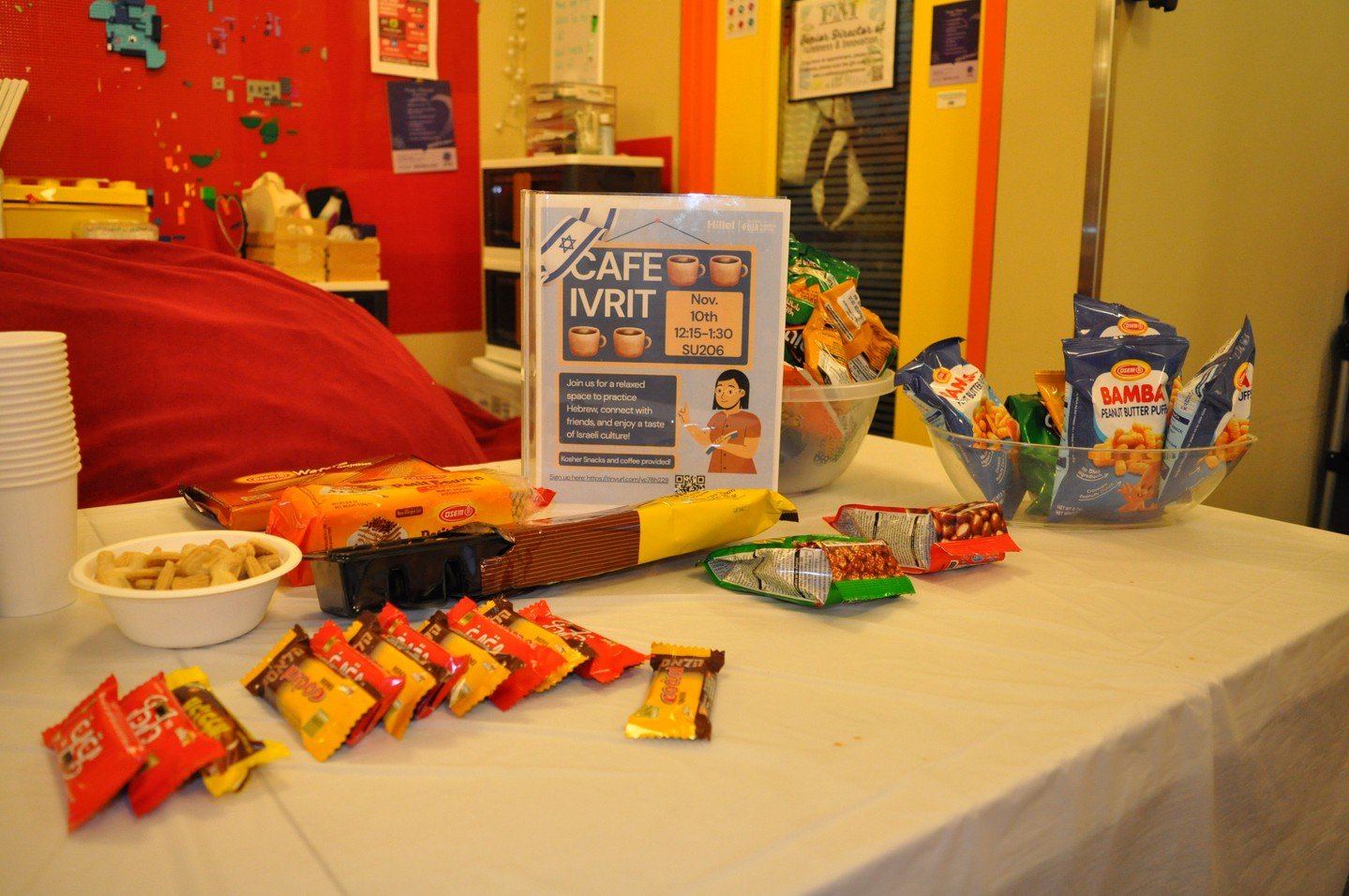 ! שלום חברים. Check out our photo recap from Caf&eacute; Ivrit where students gathered together to learn and practice their friendly Hebrew greeting skills with our very own Israel Fellow @hillel_queens_if ☕🇮🇱⁠
⁠
⁠
⁠
#queenshillel #hillel #studentl