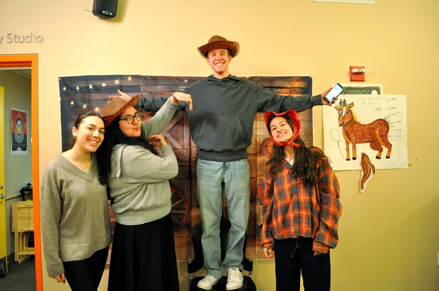 Photo recap from @queens_hillel&rsquo;s first event of the spring semester 🤠🌵⁠
Wild West Mocktail Hour brought the vibes, zero-proof drinks, easy hangs, and a great way to kick off the semester. ⁠
⁠
More events coming soon 👀 Click the link in bio 