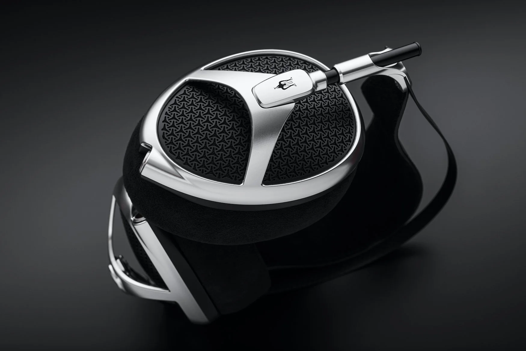 31 Meze Audio Elite_lifestyle.jpg