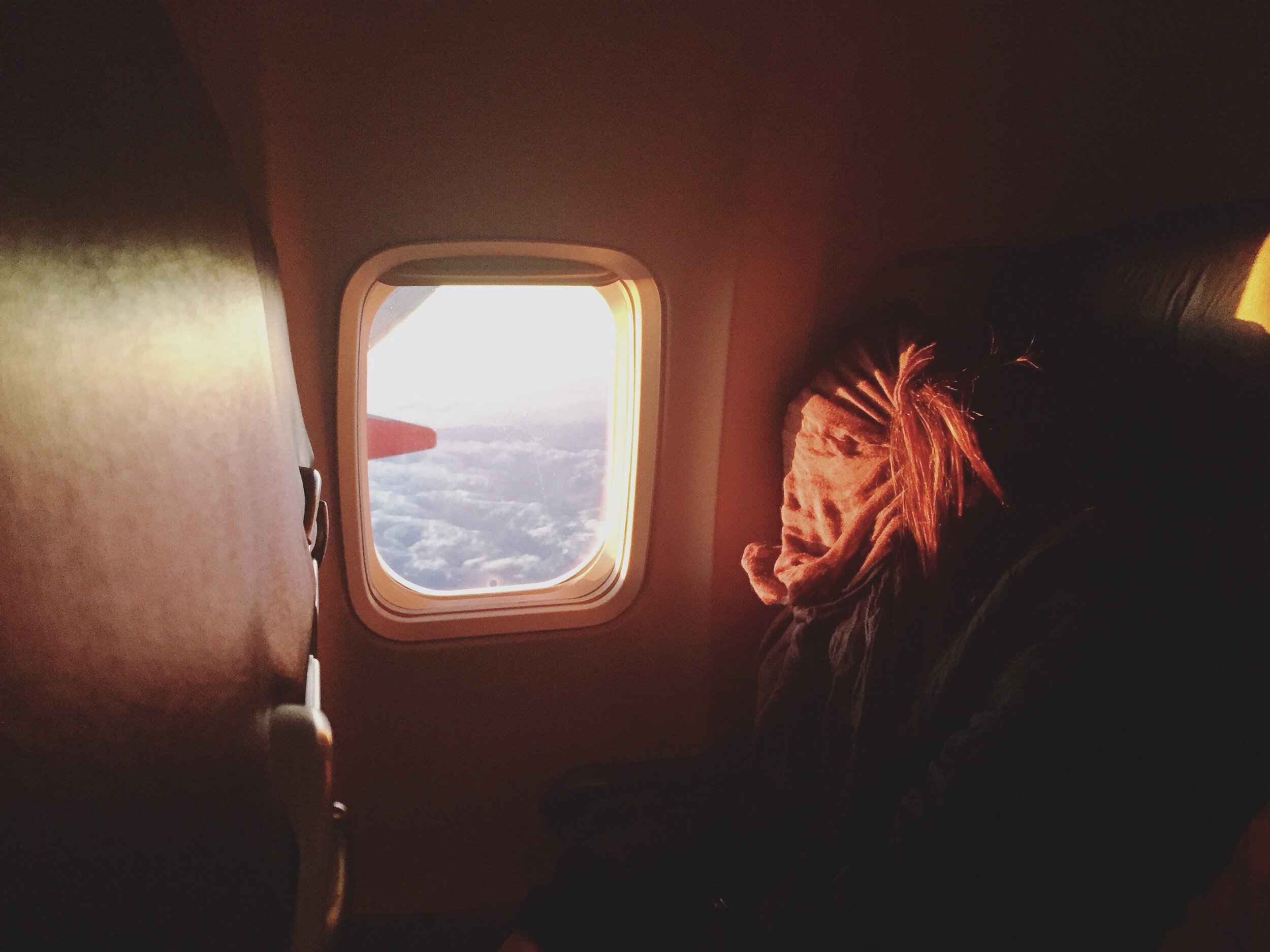 Jenny Lee (Warpaint) / on a plane.