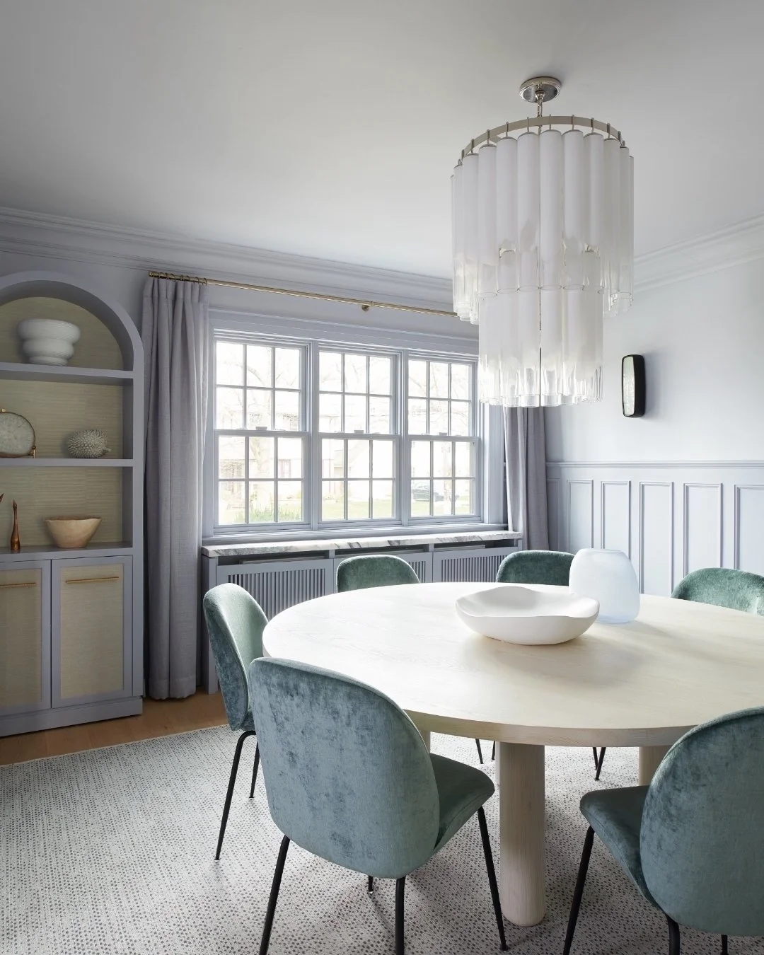 I always think about spaces like this more during the holidays.

A table that gets used a little more. Chairs pulled out for longer dinners. Mornings that turn into afternoons because no one&rsquo;s rushing anywhere.

Interior Design @meghancarterdes