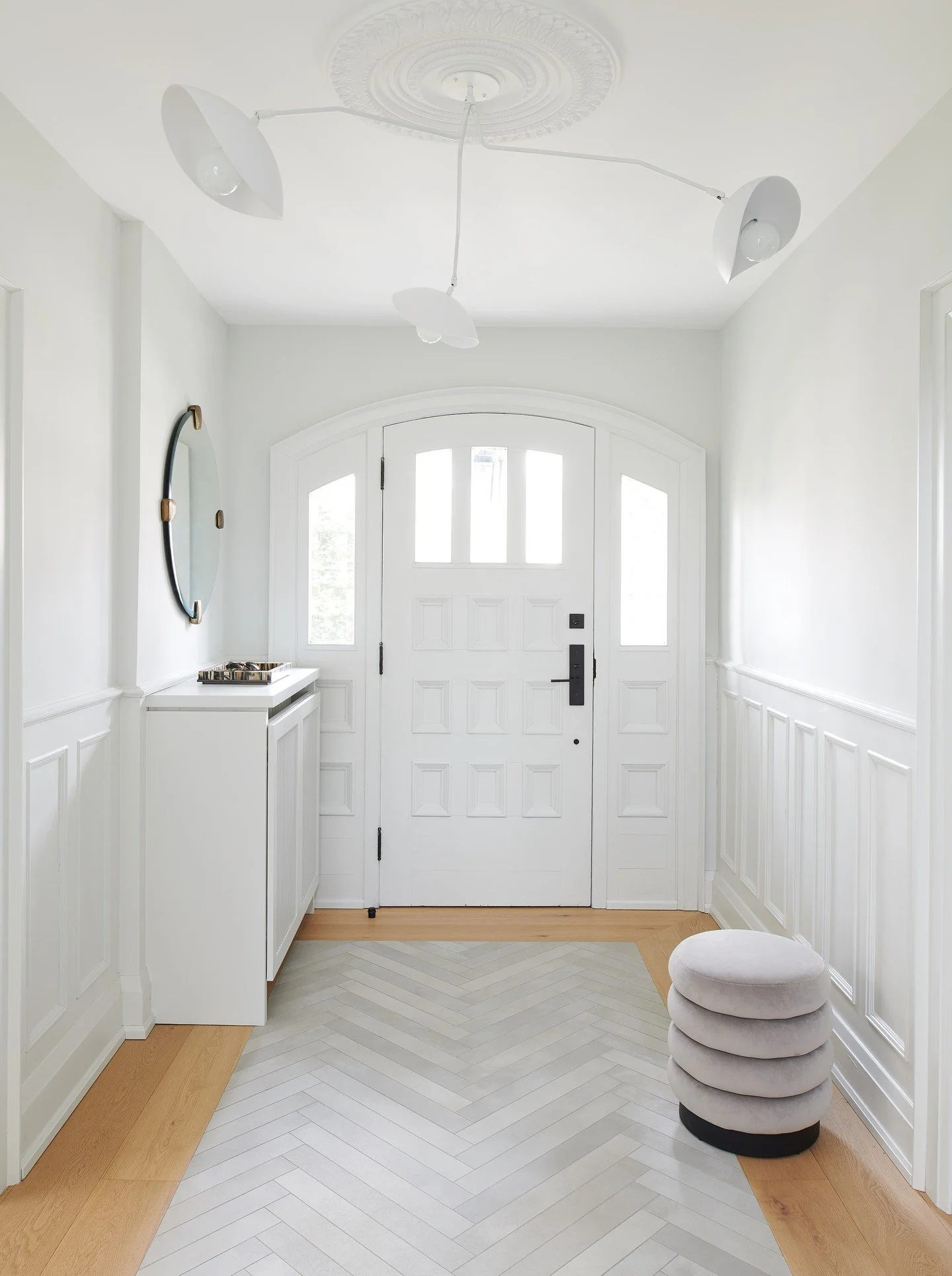 Let&rsquo;s be honest... entryways take a beating. Wet boots. Grocery bags. Kids dropping backpacks. Keys that mysteriously disappear.

That&rsquo;s why this space had to work hard, yet still look good.

The herringbone tile inset isn&rsquo;t just ni