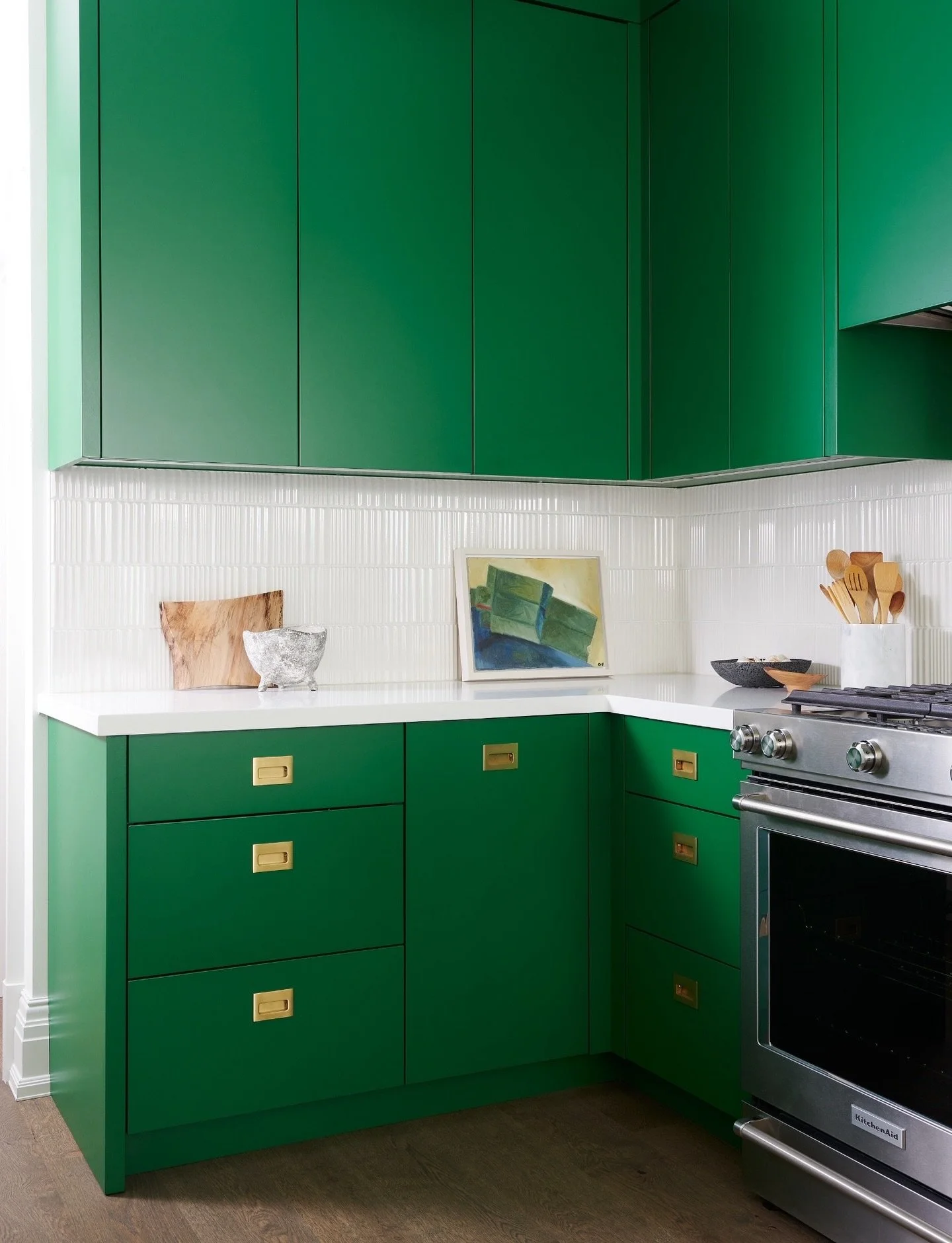 This kitchen really started with one clear idea: &ldquo;We want green.&rdquo;
⠀⠀⠀⠀⠀⠀⠀⠀⠀
And not a safe version of it.
⠀⠀⠀⠀⠀⠀⠀⠀⠀
A real, confident, joyful green.
⠀⠀⠀⠀⠀⠀⠀⠀⠀
So we leaned in.
⠀⠀⠀⠀⠀⠀⠀⠀⠀
The cabinetry carries that bold Kelly green througho