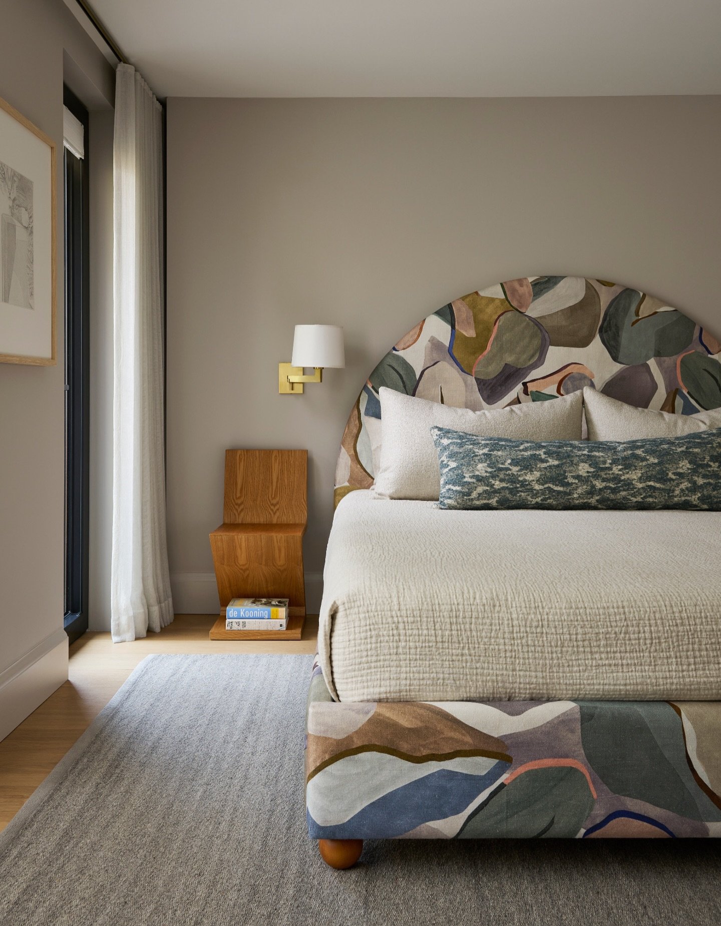 I&rsquo;m someone who spends most of the day taking care of things, and just wants my bedroom to feel calm when the day finally slows down.
⠀⠀⠀⠀⠀⠀⠀⠀⠀
After years of helping people feel happier in their homes, I know the primary bedroom is often the l