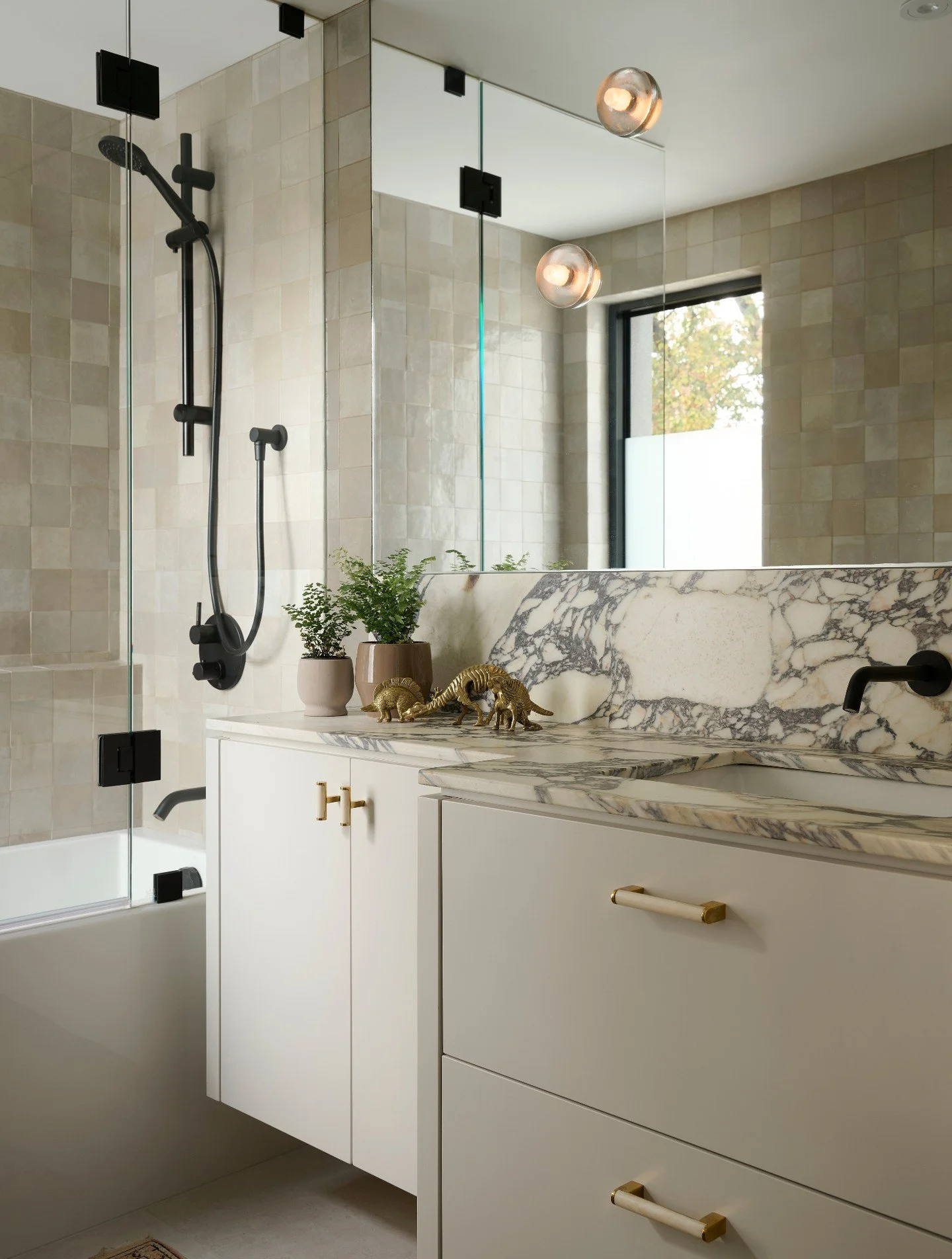 There&rsquo;s a fine line between a bathroom feeling warm and inviting, or feeling flat and forgettable.

And most of that comes down to contrast.

In this space, we kept the overall palette soft and neutral, then layered in sharper moments to give t