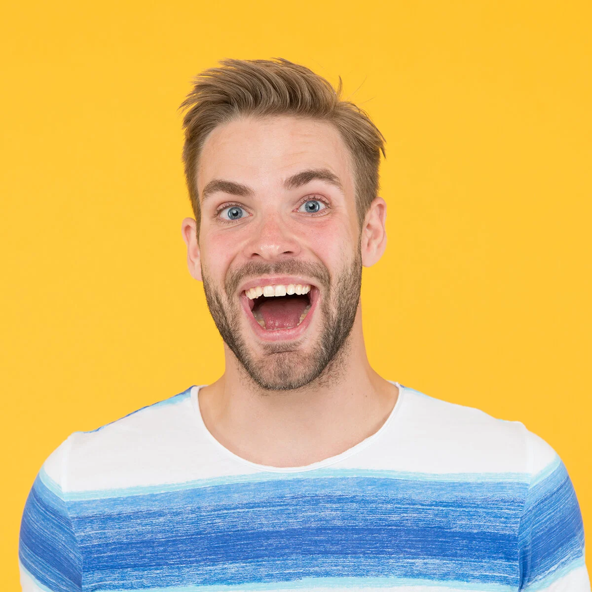 Entspannte Mimik für eine offene Stimme