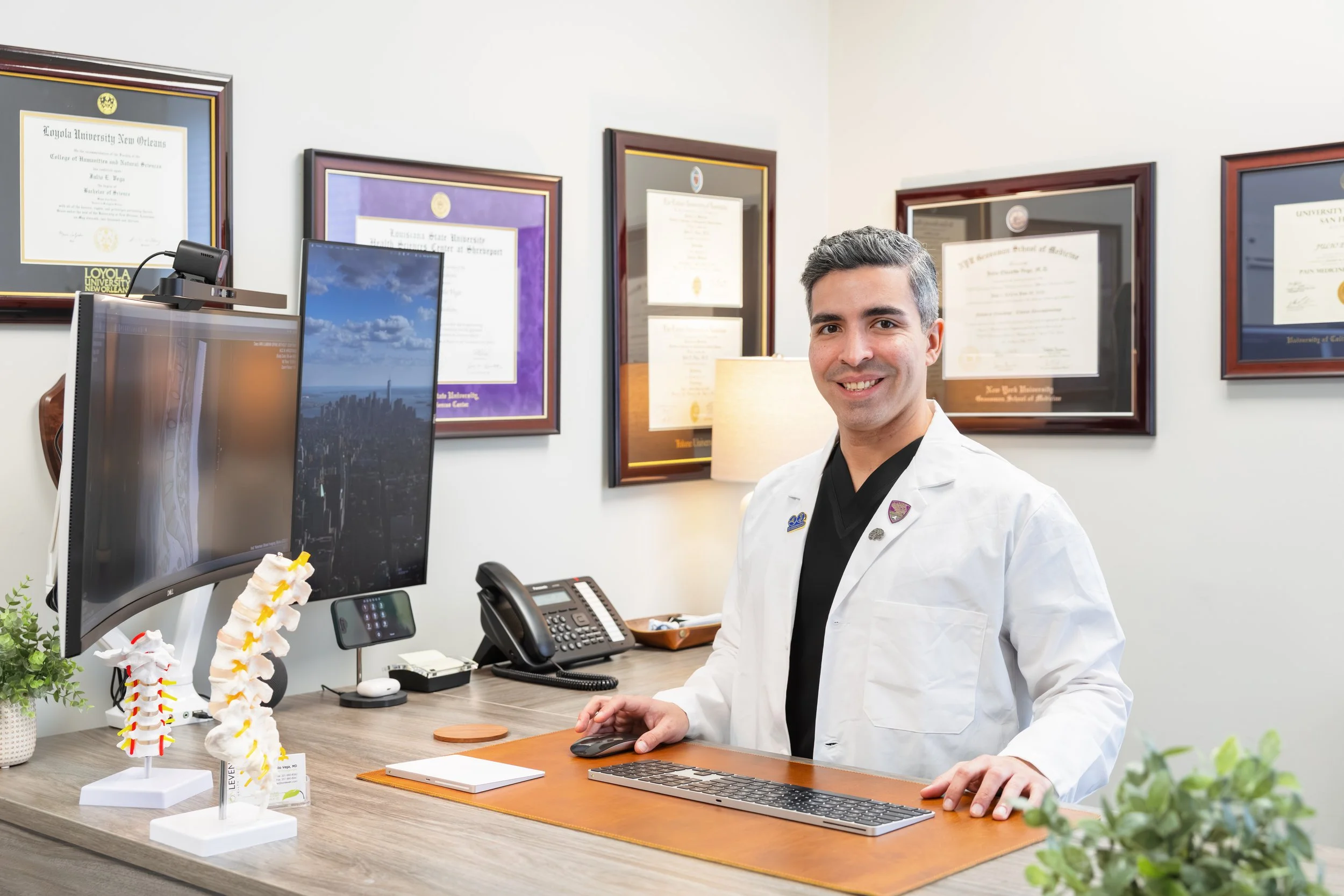 Photo of BonLeven's Pain Medicine Specialist, Dr. Julio Vega.