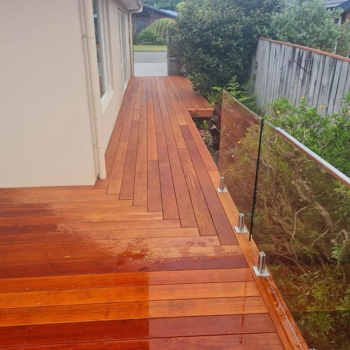 This deck is ready for the summer with its dining area, Herringbone corner, glass balustrade, and steps leading to the garden 😍 a great job done Mike

#decks4u #freequotes #passionateaboutdecks #spax #kwiladecking #newbuild #new #reno #upgrade