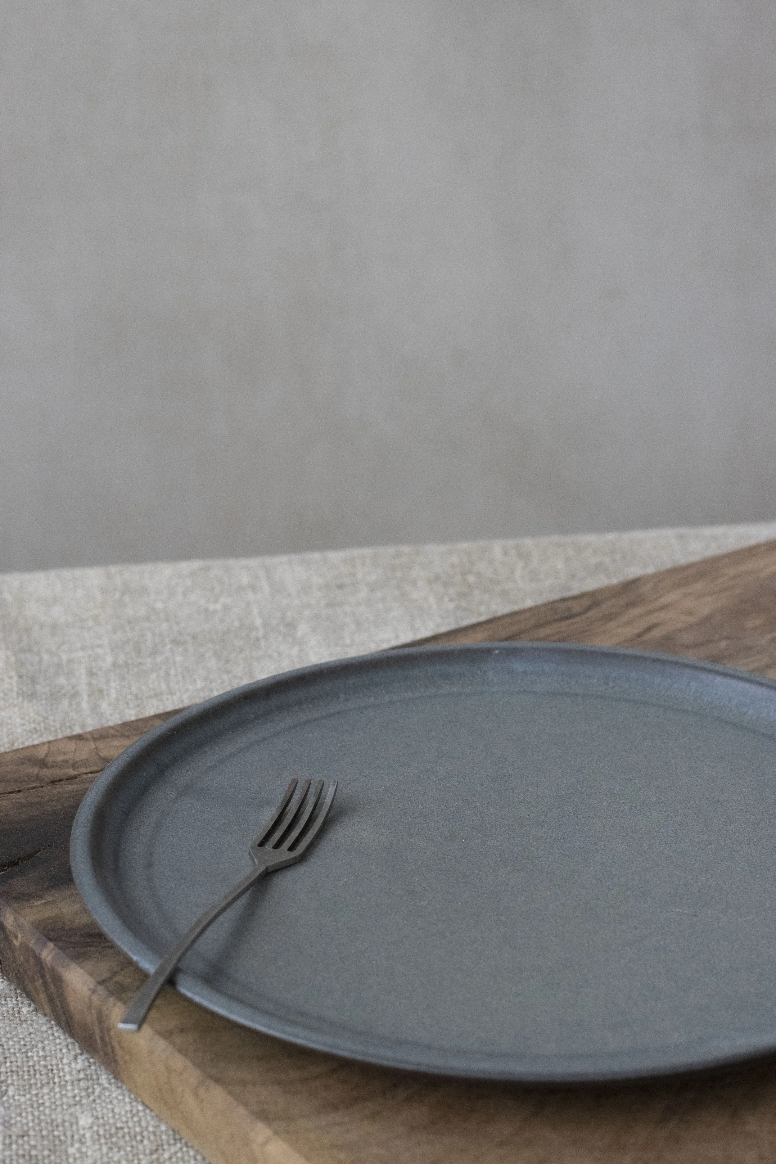 Medium plate in Nightshade Blue
