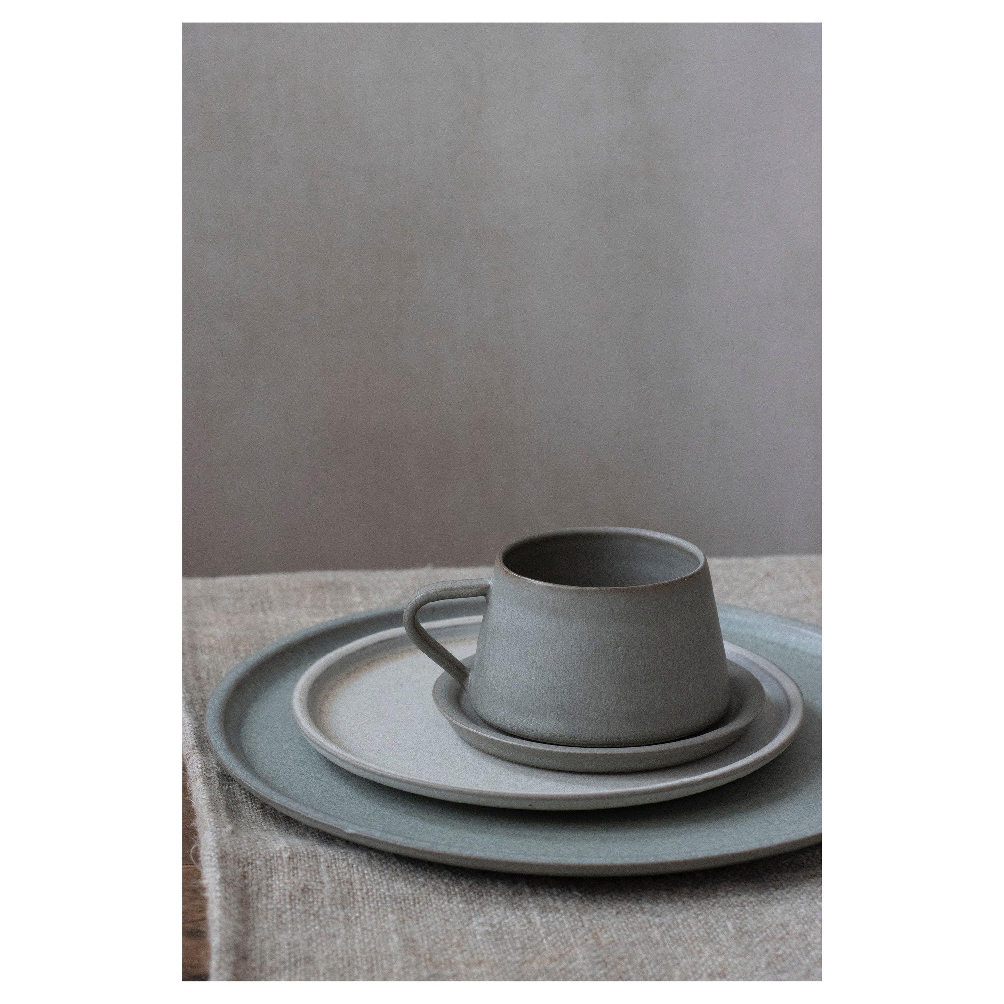 A pre-order shop update will be available to you all next Thursday 18th of April at 7pm (BST). It will feature most of the pieces of my tableware range in all six of my glazes, and it will include also pieces such as teapots and teacups, which many o