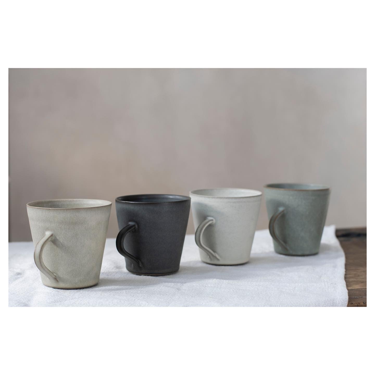 These flared cups were one of the first pieces I made when I started this journey of ceramics a few years ago now. At first handless, given my lack of skills to do them, and with time following a more refined line and proportions.
- 
There was a time