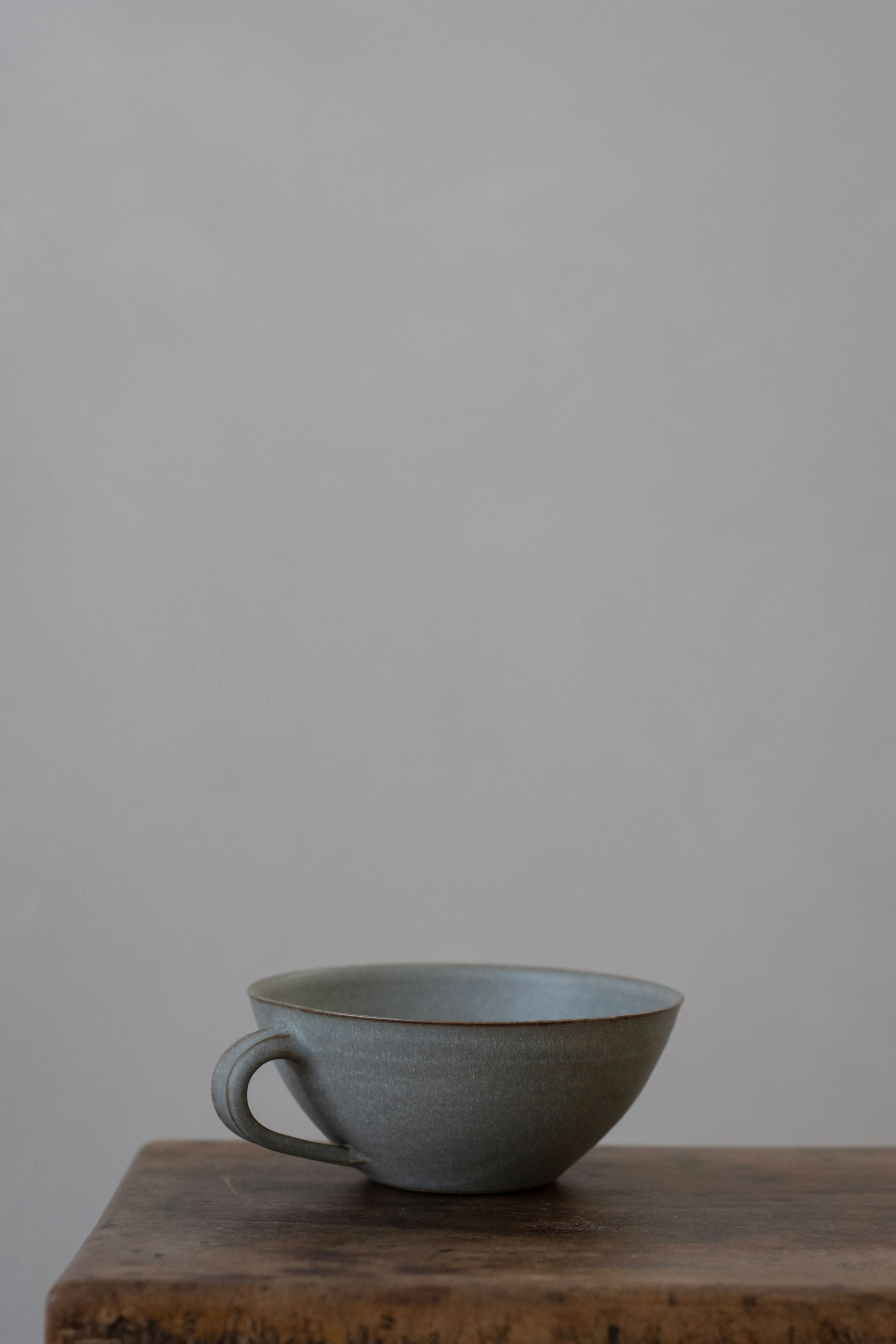 Curved cup in mist blue