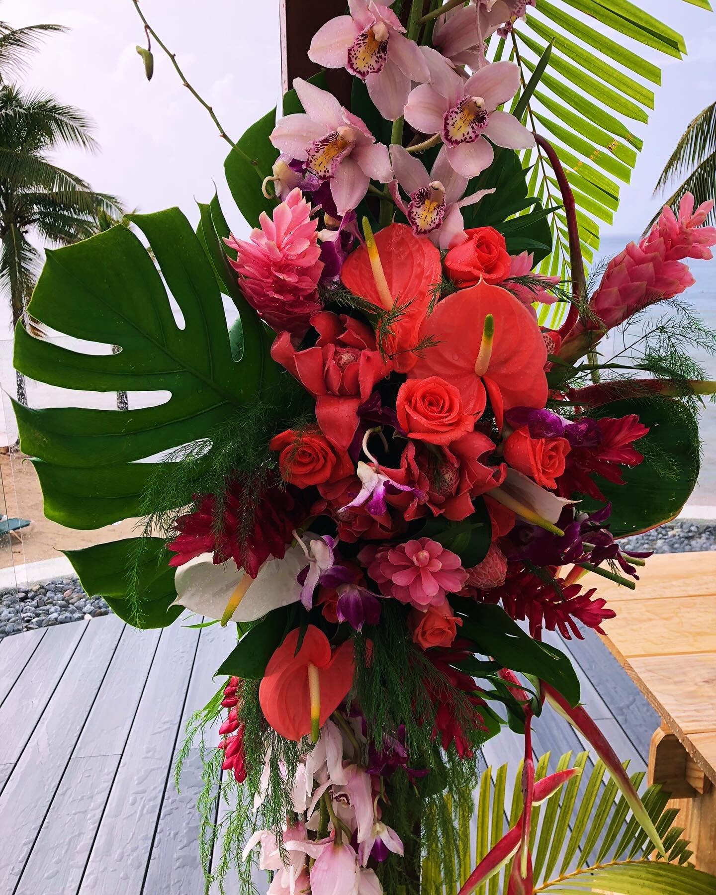 Happy Friday, everyone! Check out this beautiful tropical flower arrangement. 

The various tropical plants &amp; flowers of the Caribbean really make an amazing addition to any destination wedding or event!

#TropicalVibes #DestinationWedding #Weeke