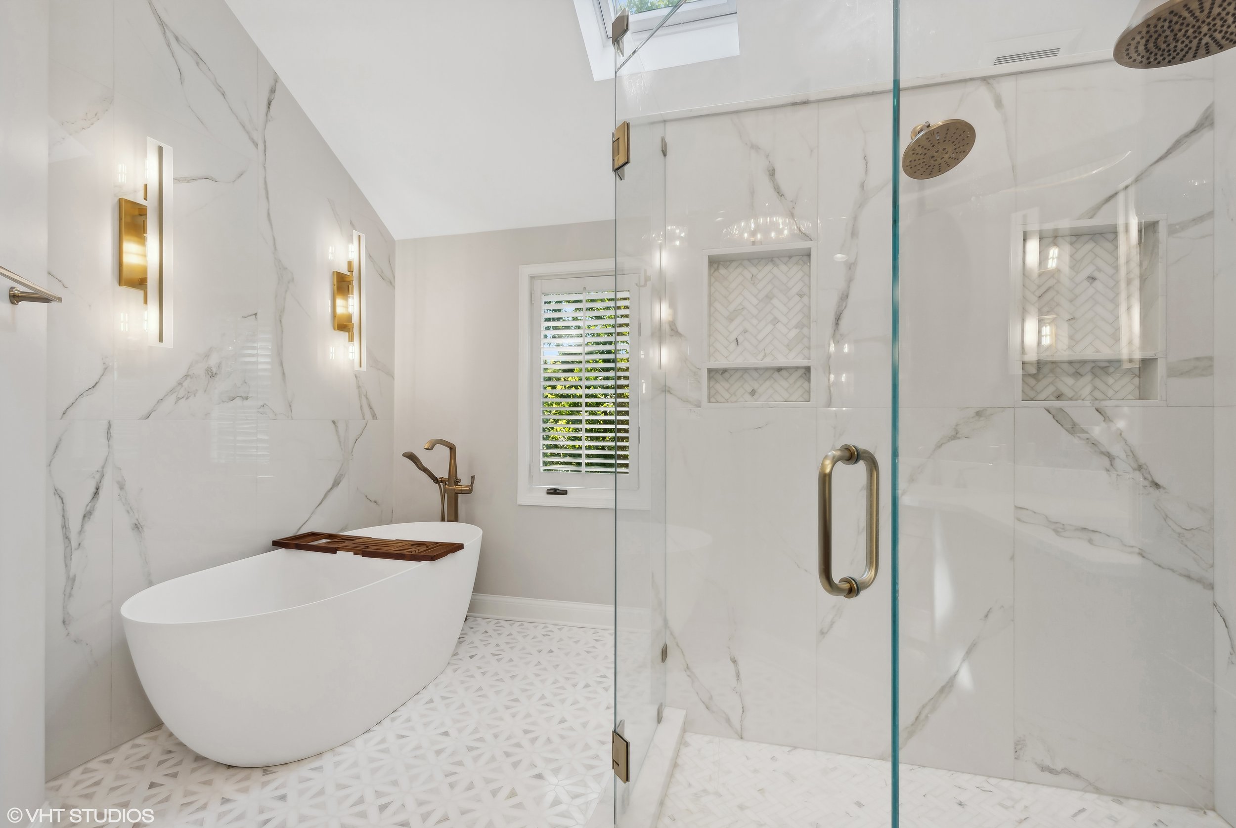 07_839InterlakenLane_13001_PrimaryBathroom_HiRes.jpg
