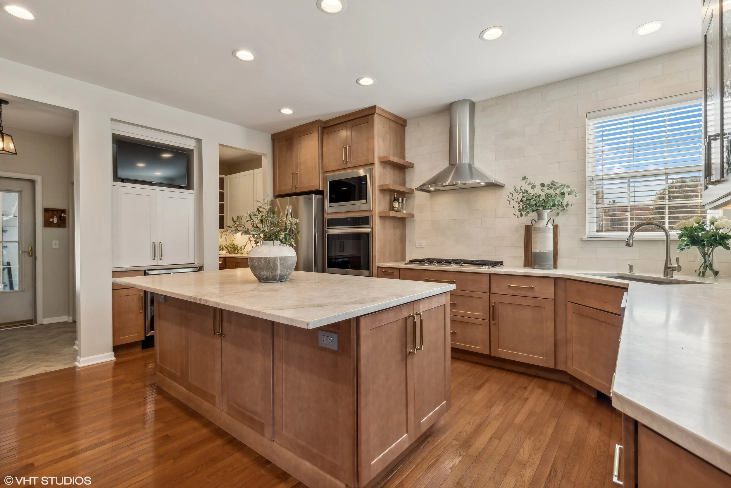 08_1925NorthwoodDrive_191002_KitchenBreakfastRoom_HiRes.jpg