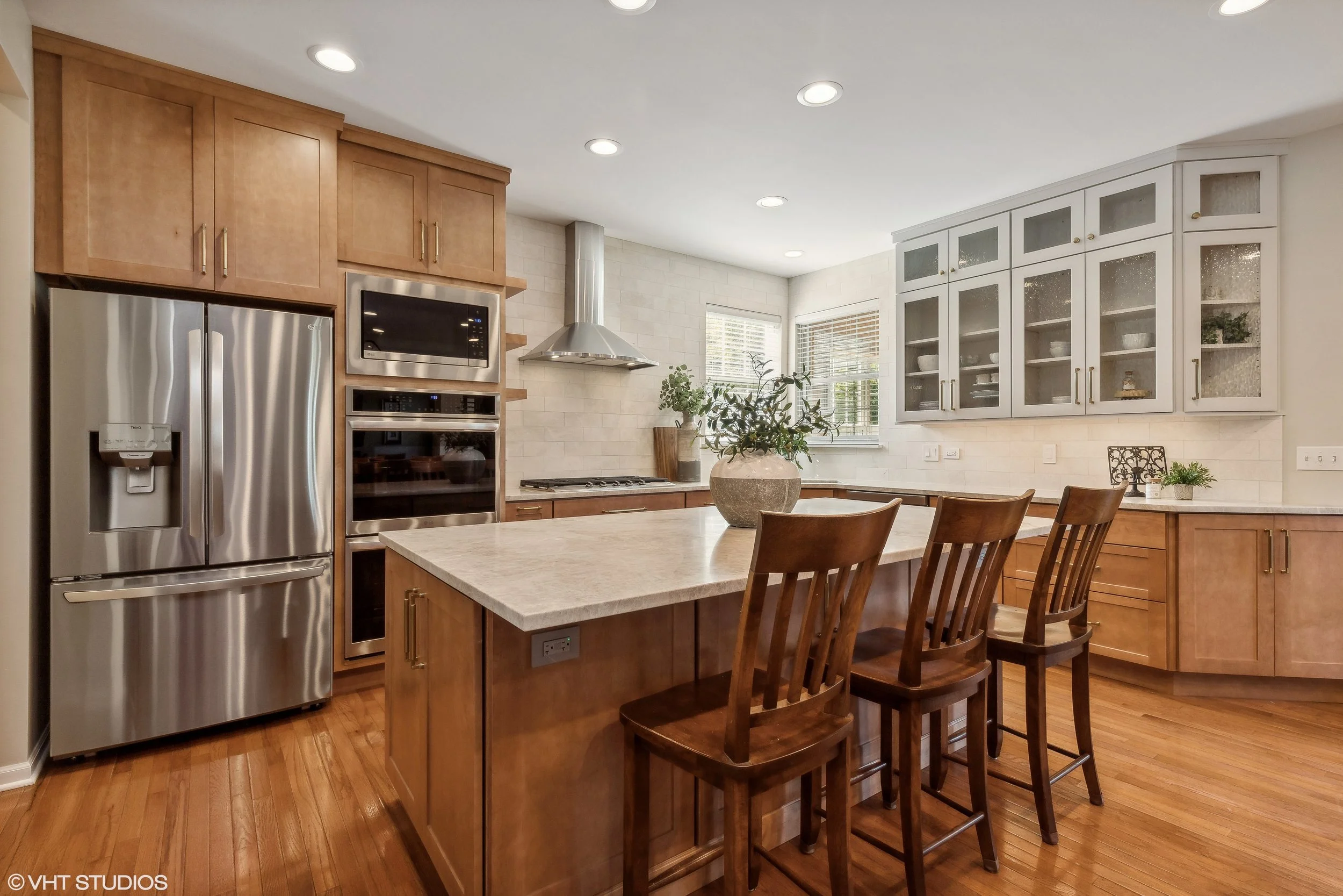 01_1925NorthwoodDrive_5_Kitchen_HiRes.jpg