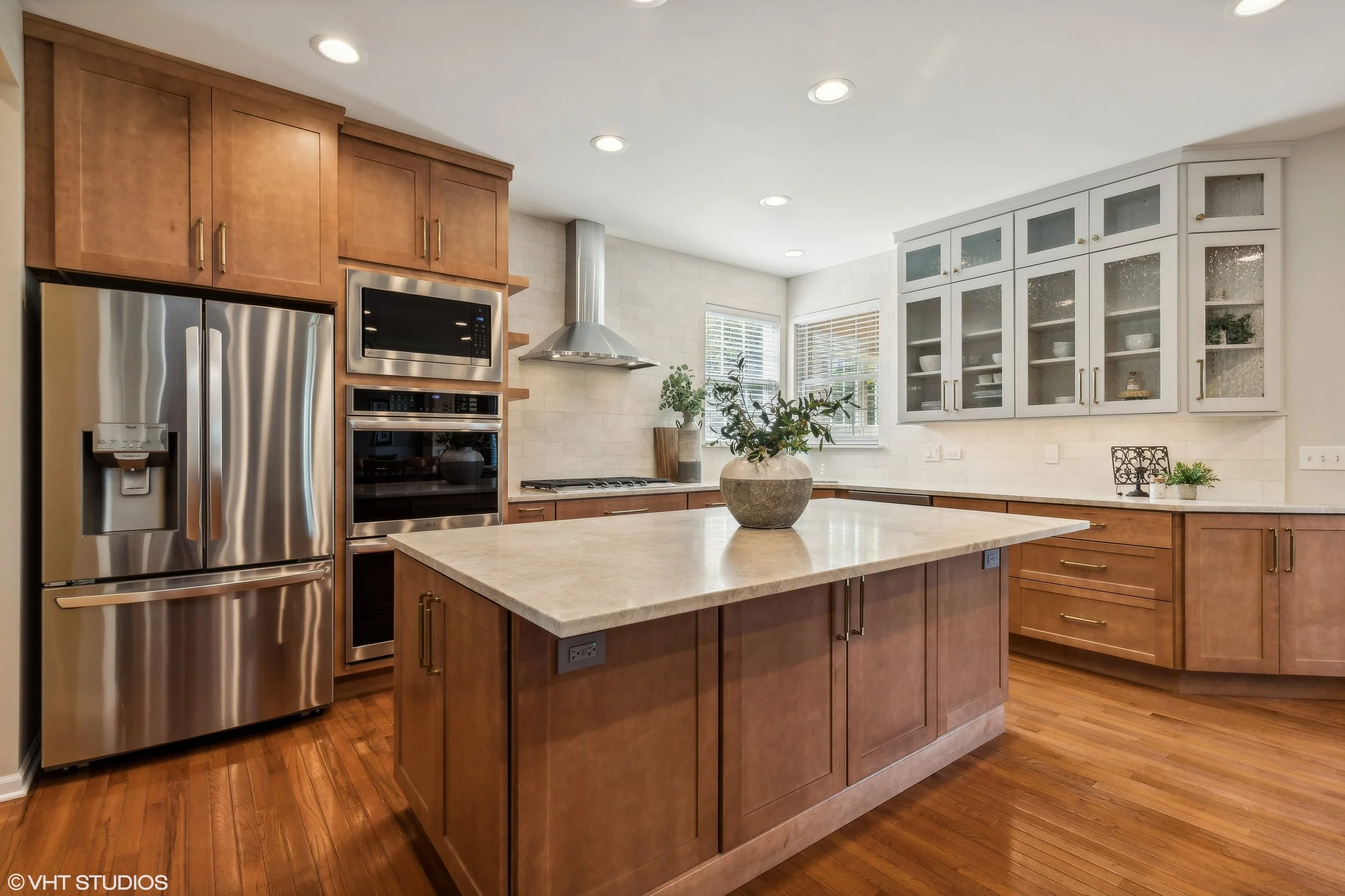 09_1925NorthwoodDrive_191003_KitchenBreakfastRoom_HiRes.jpg