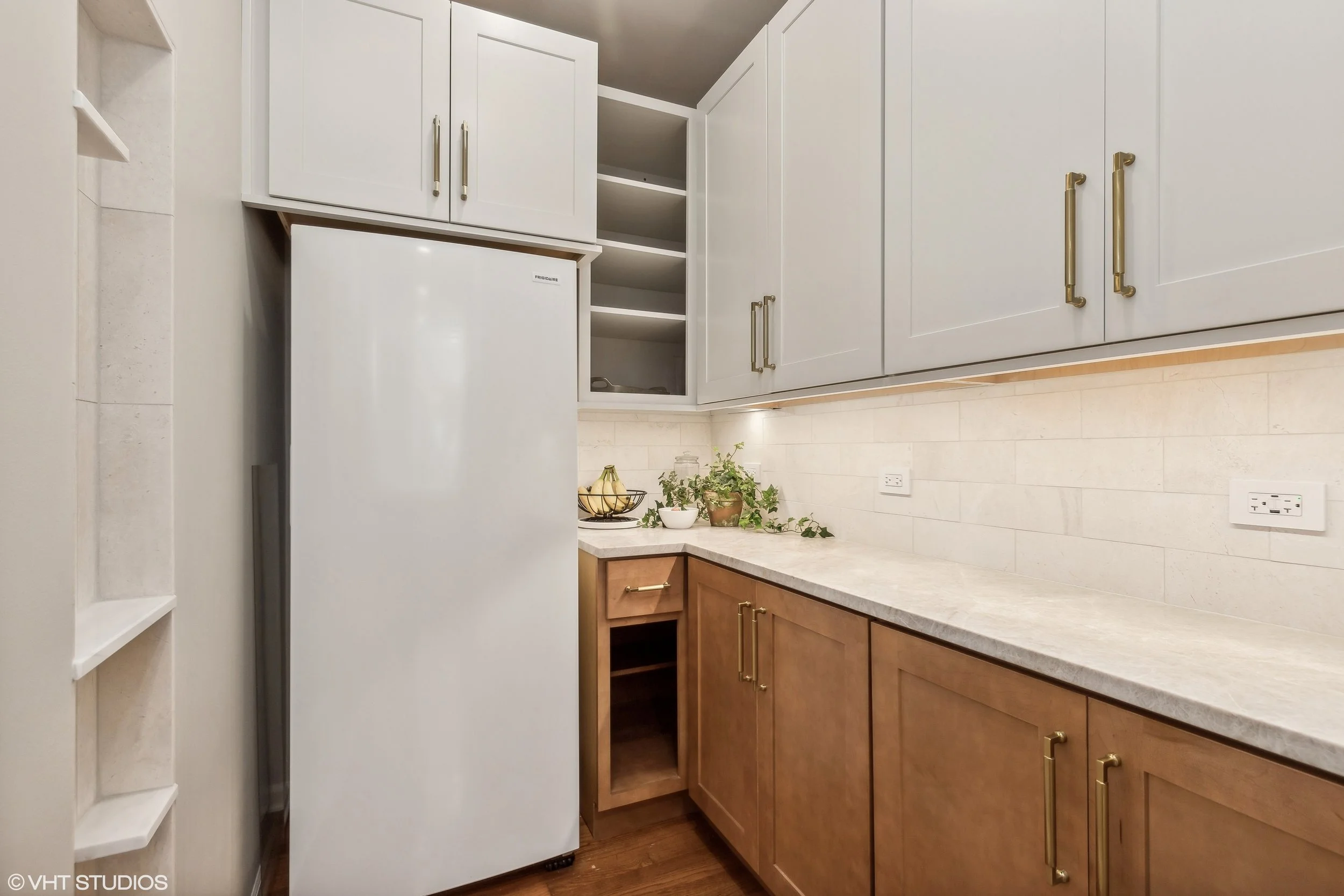 06_1925NorthwoodDrive_83_Pantry_HiRes.jpg