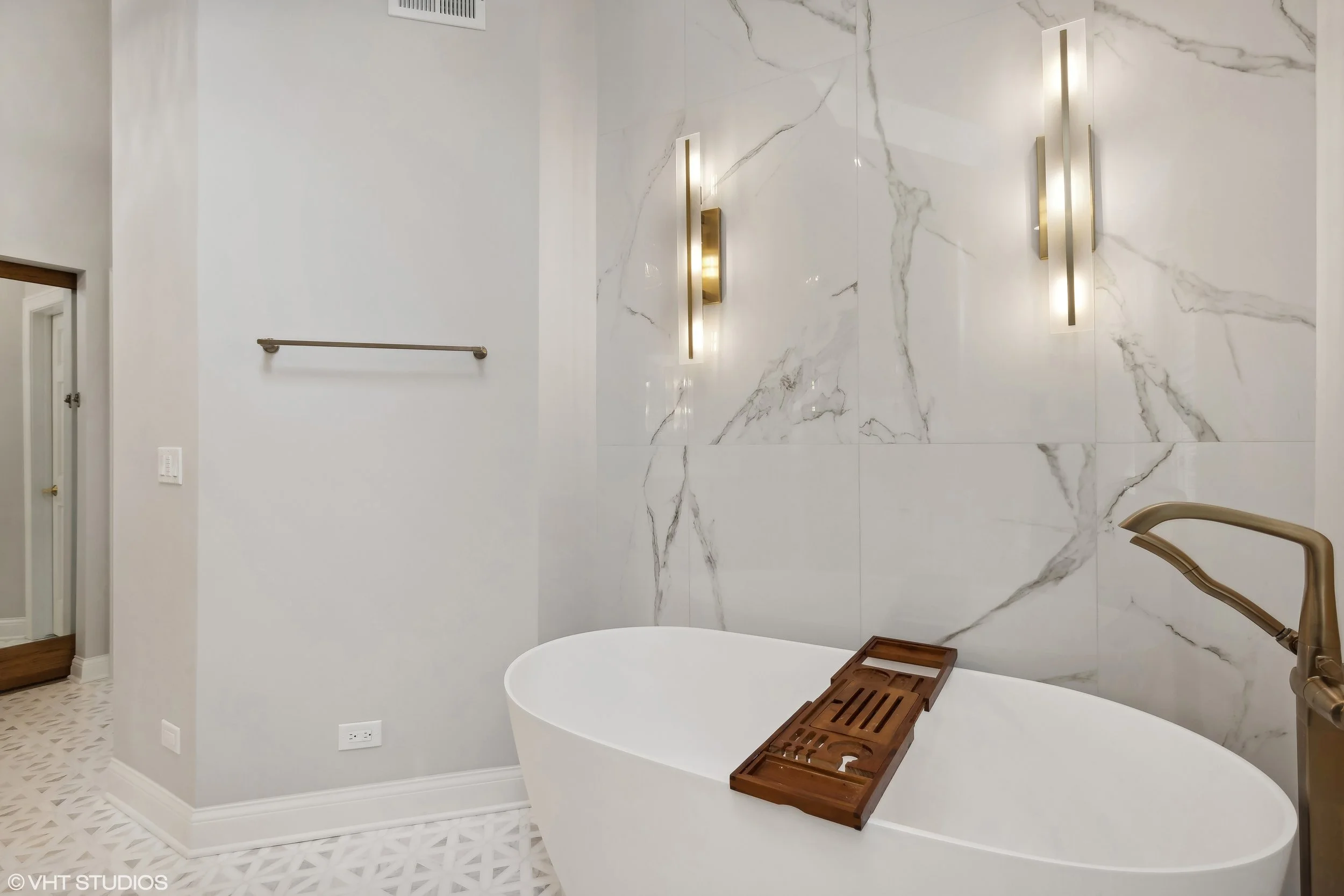 08_839InterlakenLane_13004_PrimaryBathroom_HiRes.jpg