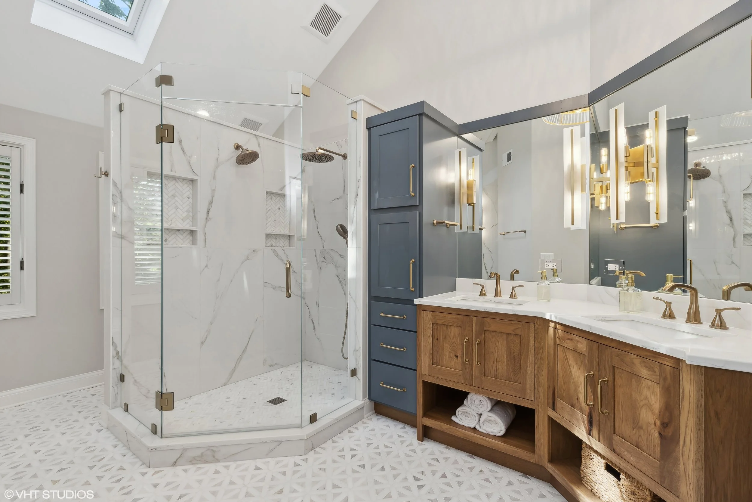 05_839InterlakenLane_13_PrimaryBathroom_HiRes.jpg
