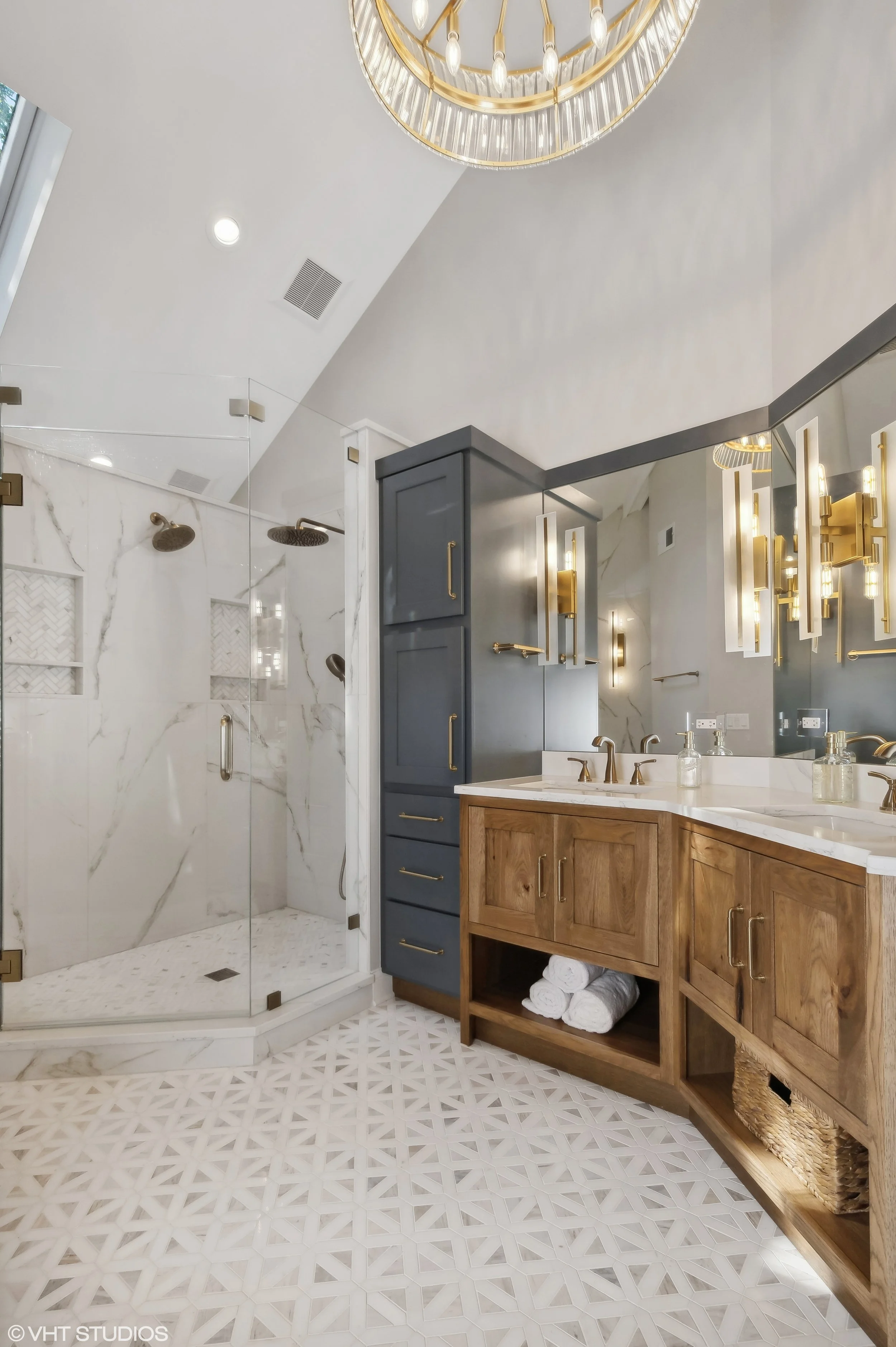 06_839InterlakenLane_168_PrimaryBathroom_HiRes.jpg