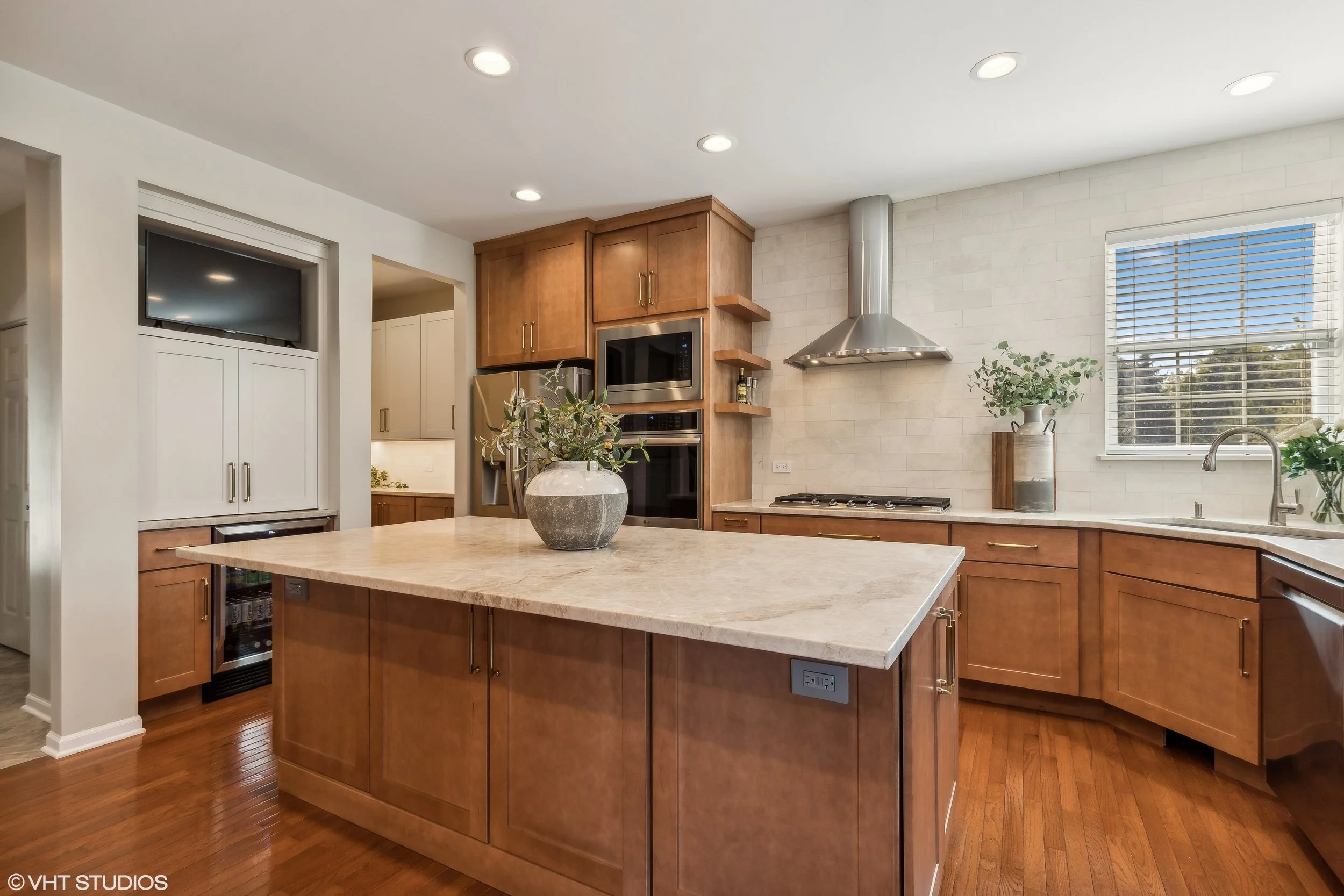 03_1925NorthwoodDrive_177002_Kitchen_HiRes.jpg