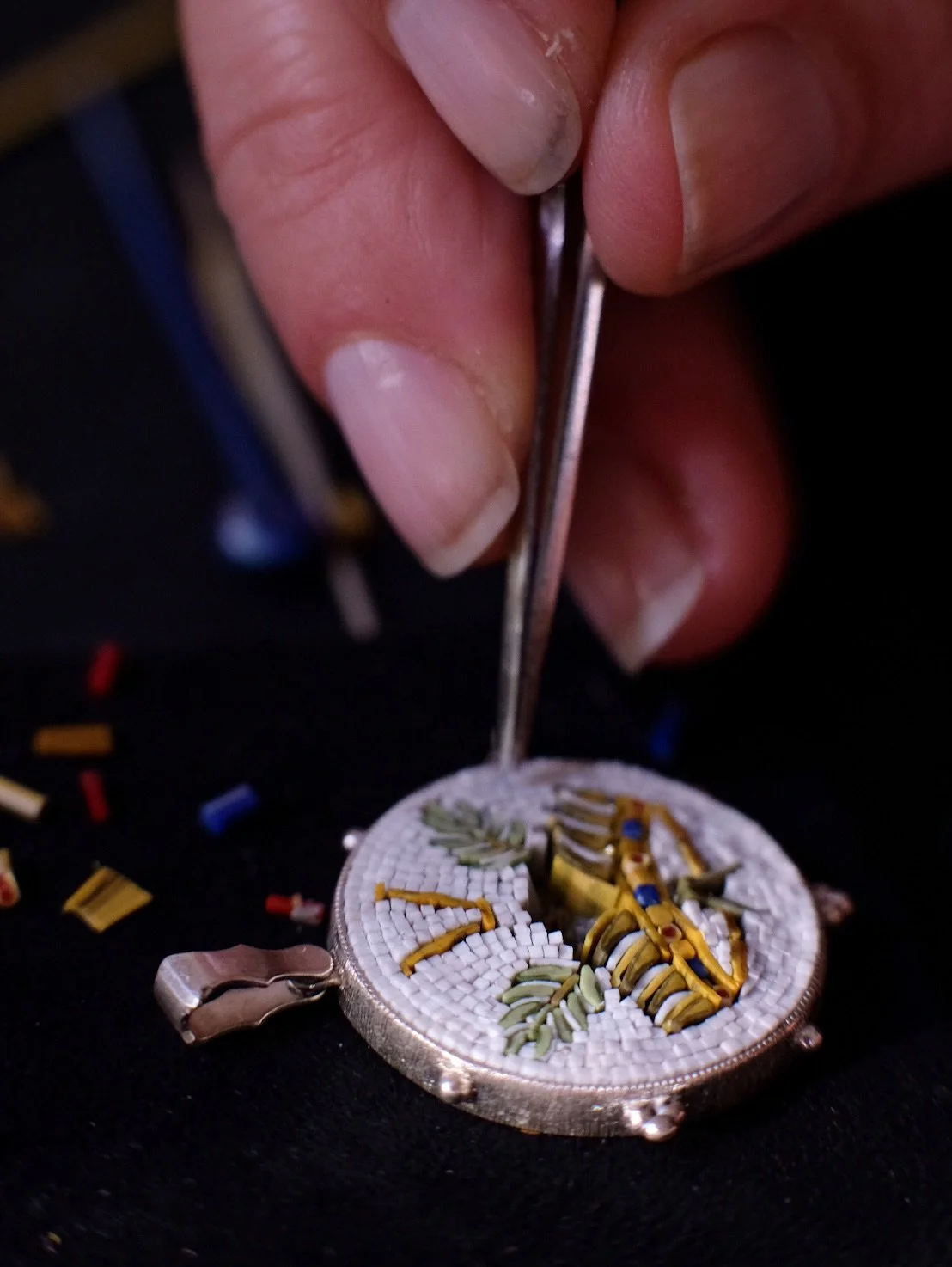 An endangered craft. 
//
I will never tire of proclaiming the allure, the uniqueness, and the beauty of micromosaics. 
//
As far as we know, mankind has produced mosaics for at least 5,000 years. In Rome, in the 18th century, an innovation was made w