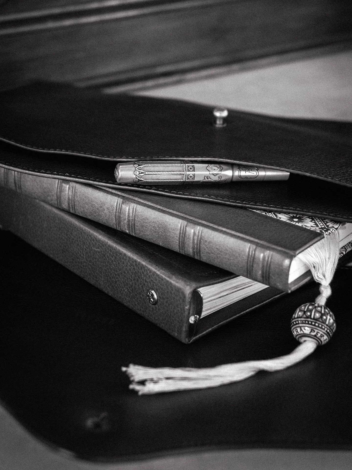 Mobile office
//
Hand assembled, hand engraved, hand bound. 
Made by hand, not as a flex, but as an embrace. 
A personal, mobile office offering an element of warmth even in the coldest, most impersonal environments.
//
Our &ldquo;documento&rdquo; Sa