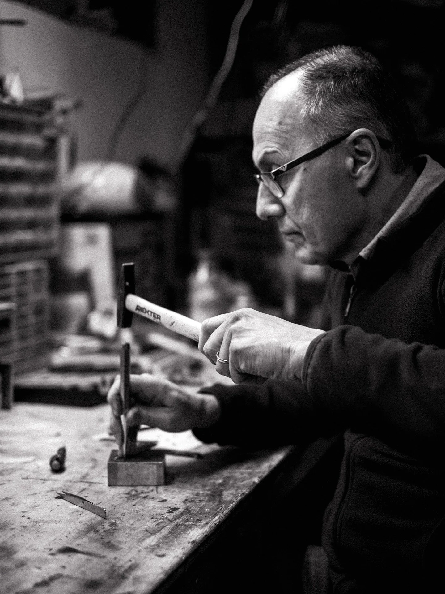 PASSIONE &amp; CURIOSIT&Agrave; 
//
It was Paolo Molari&rsquo;s passion and curiosity that 30 years ago led him to retrofit a belt sander onto an old washing machine motor in order to create his first pocketknife.
//
With 30 years of experience under