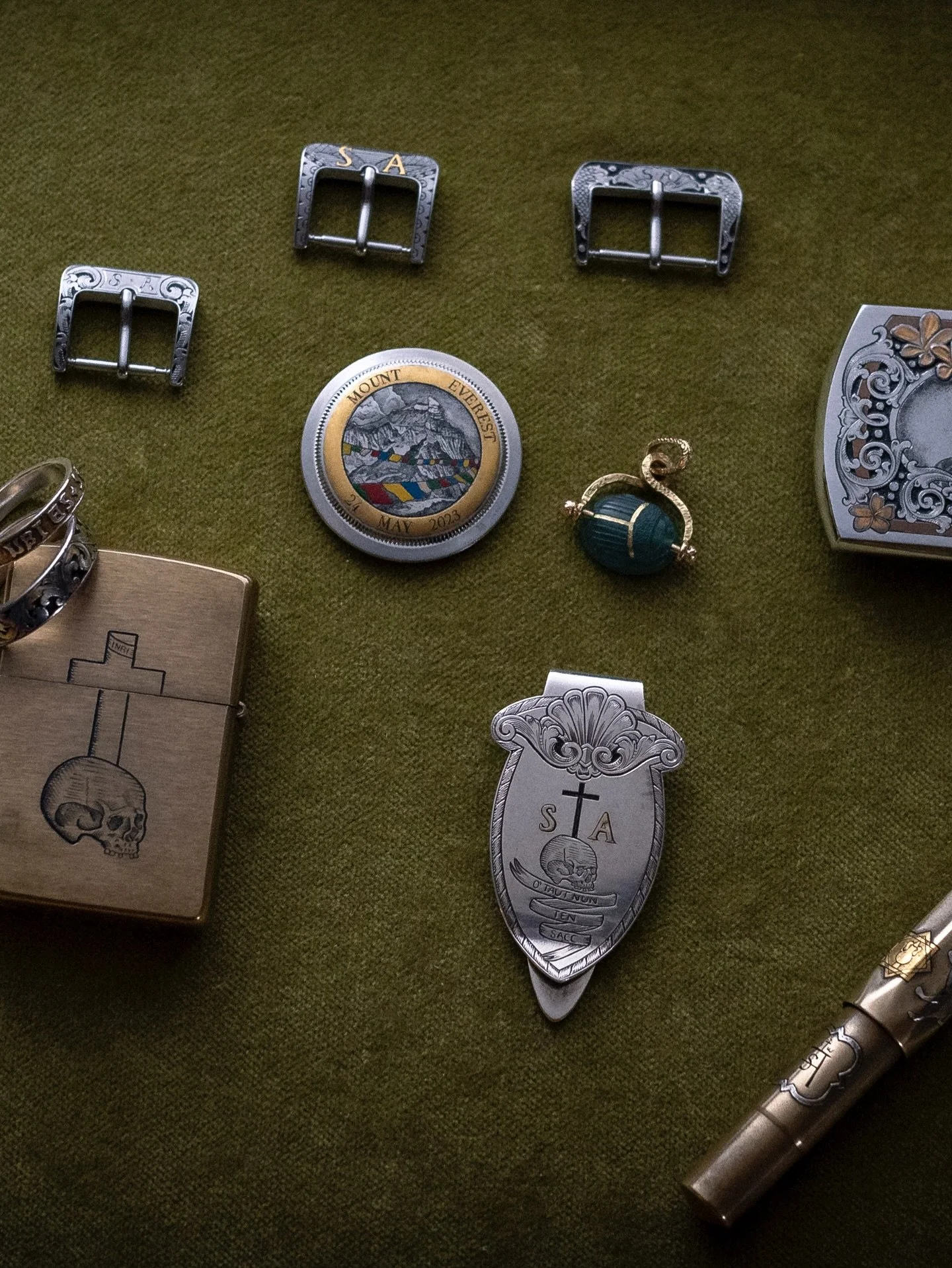 Bits of handmade, artisanal joy in the City at the Center of the Universe. 
.
.
.
.
.
.
#handengraving #lesthergoods #travel #bags #jewelry #pendant #coin #christmas #newyorkcity #book #rings
