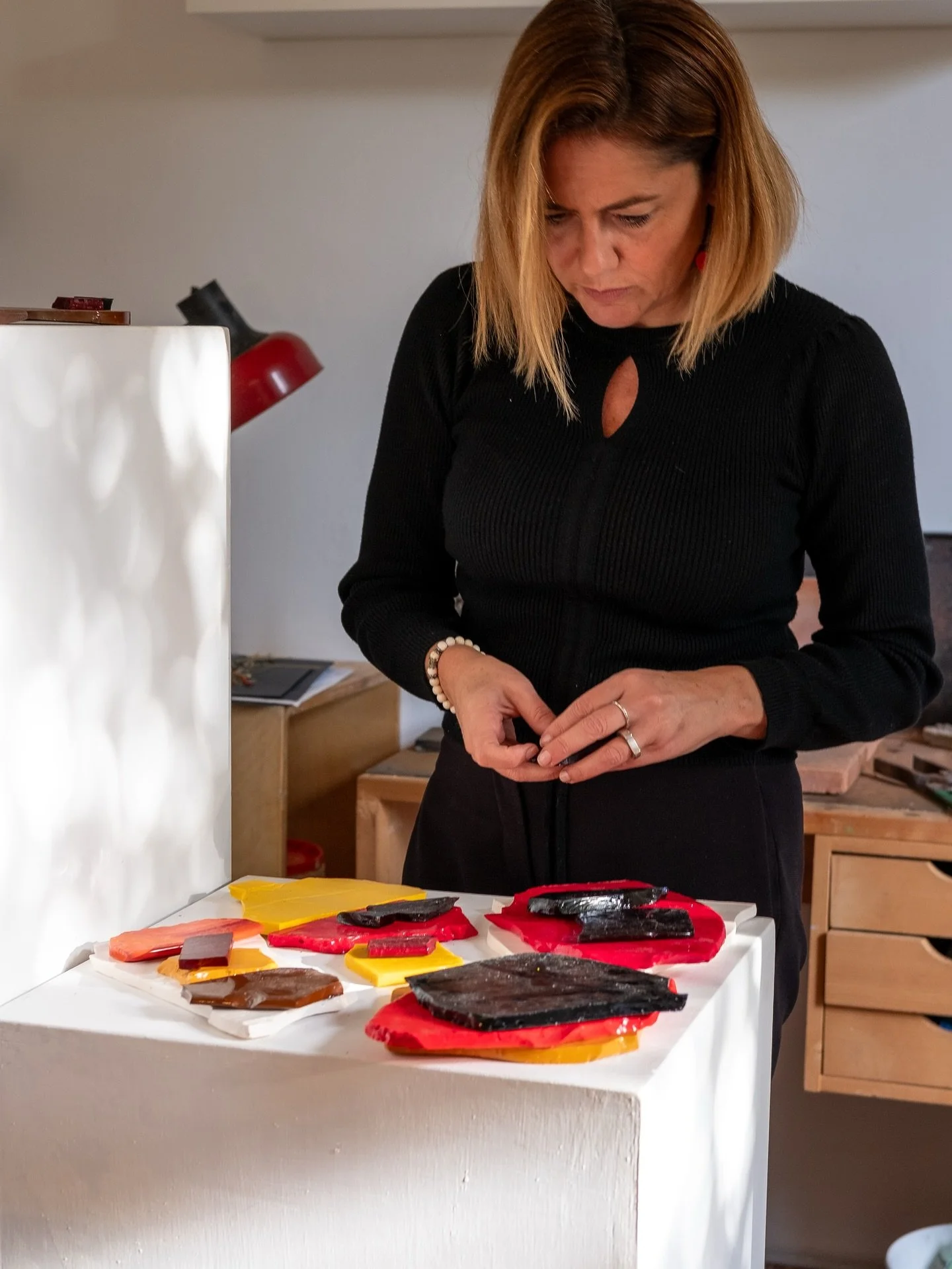 &laquo;MICROMOSIACO&raquo;
//
In the stillness of a former convent tucked away in the &ldquo;Oltrarno&rdquo; neighborhood of Florence, Roberta Giannoccaro harnesses the unique properties of glass.  She melts it over a blue-hot flame, she stretches it