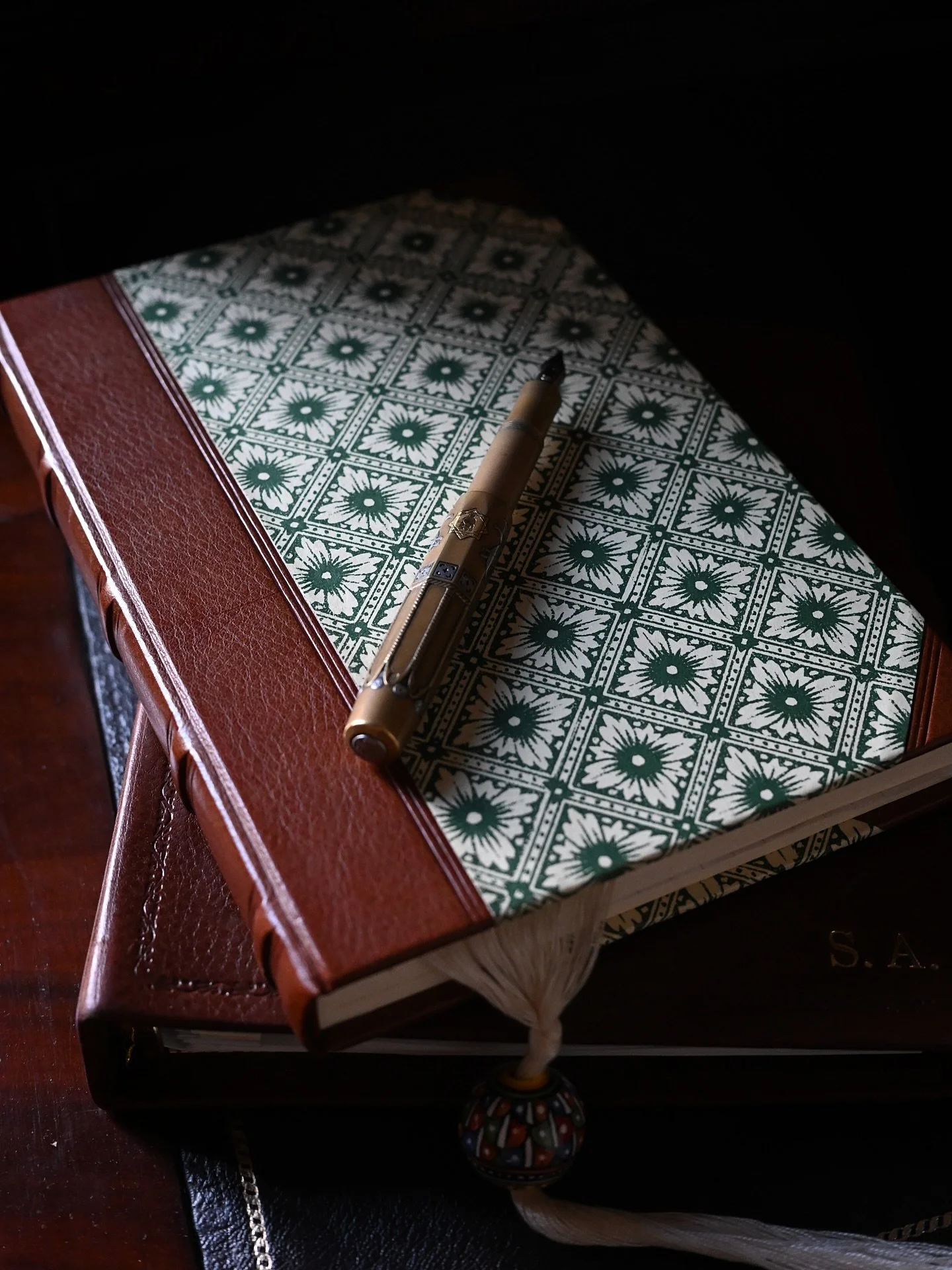 2026
//
A new year, a white blank page. 
What will you write? 
//
Hand-bound, hardcover ruled journals with archival Florentine paper, and vegetable tanned spine and corners. 
Handmade by Atelier GK for L&rsquo;Arte Nascosta.
Ready to ship. DM for in
