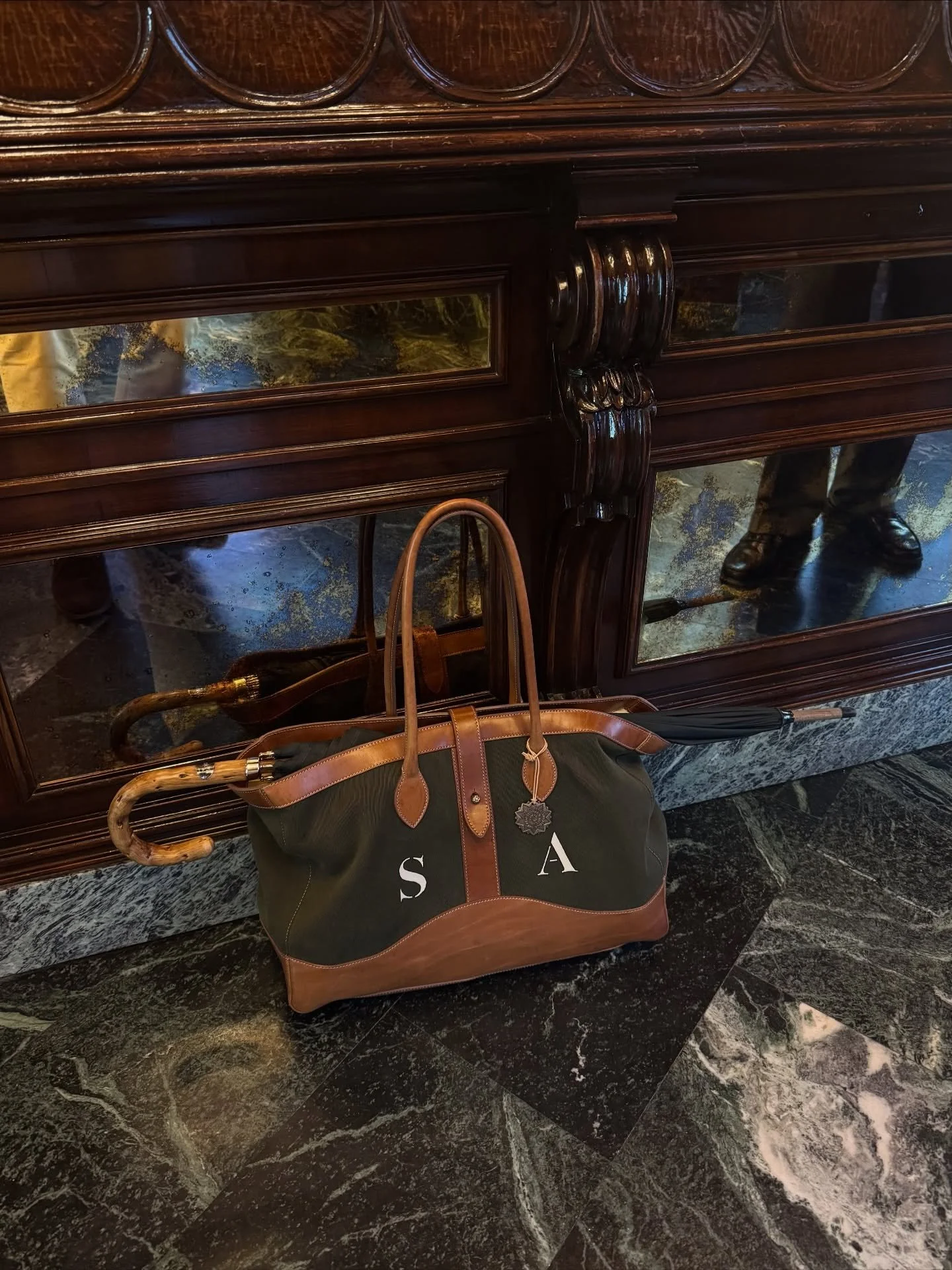 The &laquo;Monogramma&raquo; Tote
//
A daily driver available in 2 canvas colors &amp; 3 vacchetta leather colors. 
//
&bull; Handmade in Florence by the Romanelli Family exclusively for L&rsquo;Arte Nascosta. 
&bull; Embellished by a hands engraved 