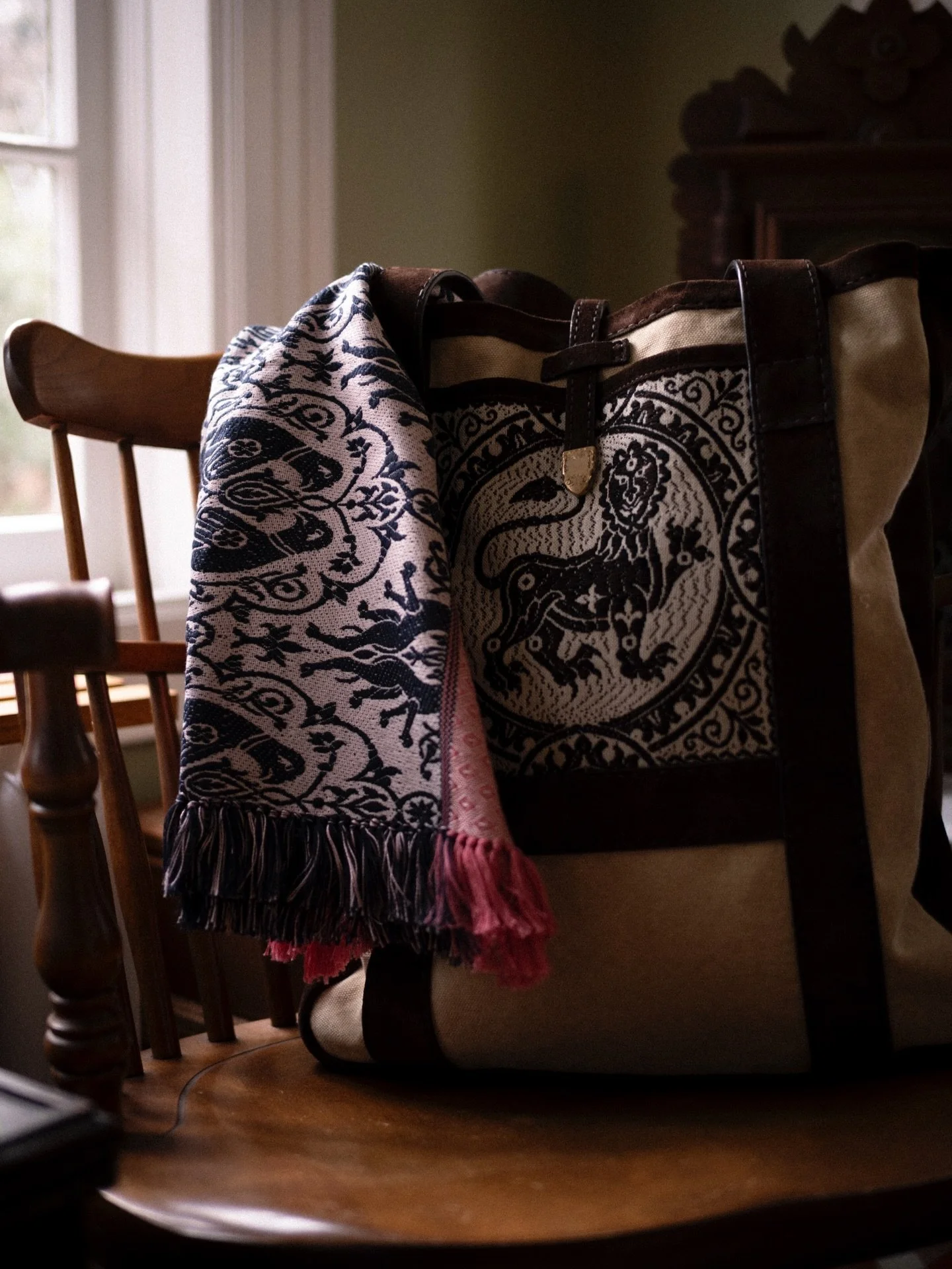 Vigilance, honor, noble virtue. 
//
For centuries, cultures around the world have symbolically attributed the most virtuous qualities to the lion, an animal whose image has become synonymous with the noble defense of virtue itself. 
//
It is not enti