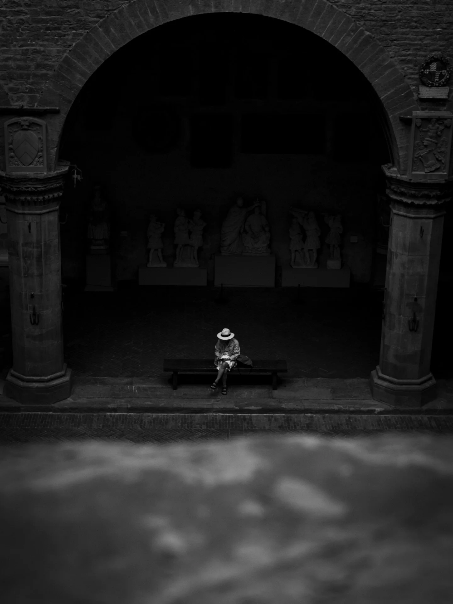 Not simply arches and doors, but passages and portals. 
📸: @salvambro 
.
.
.
.
.
#florence #architecture #photography #blackandwhitephotography #renaissance