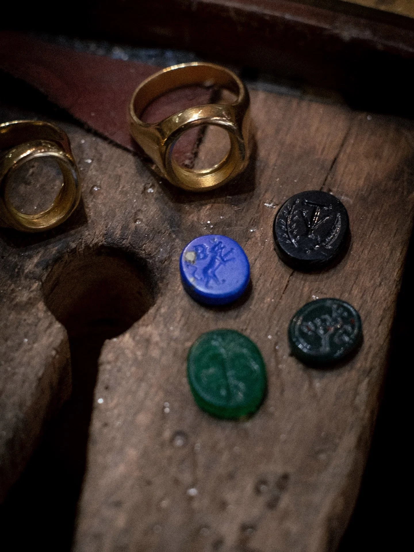 Blue, black, green, yellow&hellip;
Lapis, onyx, bloodstone, gold&hellip;
//
Just a small section of nature&rsquo;s color palette that we dip into when we craft our Custom Intaglio Signet Rings. 
//
DM or check the link in Bio to commission yours. 
.
