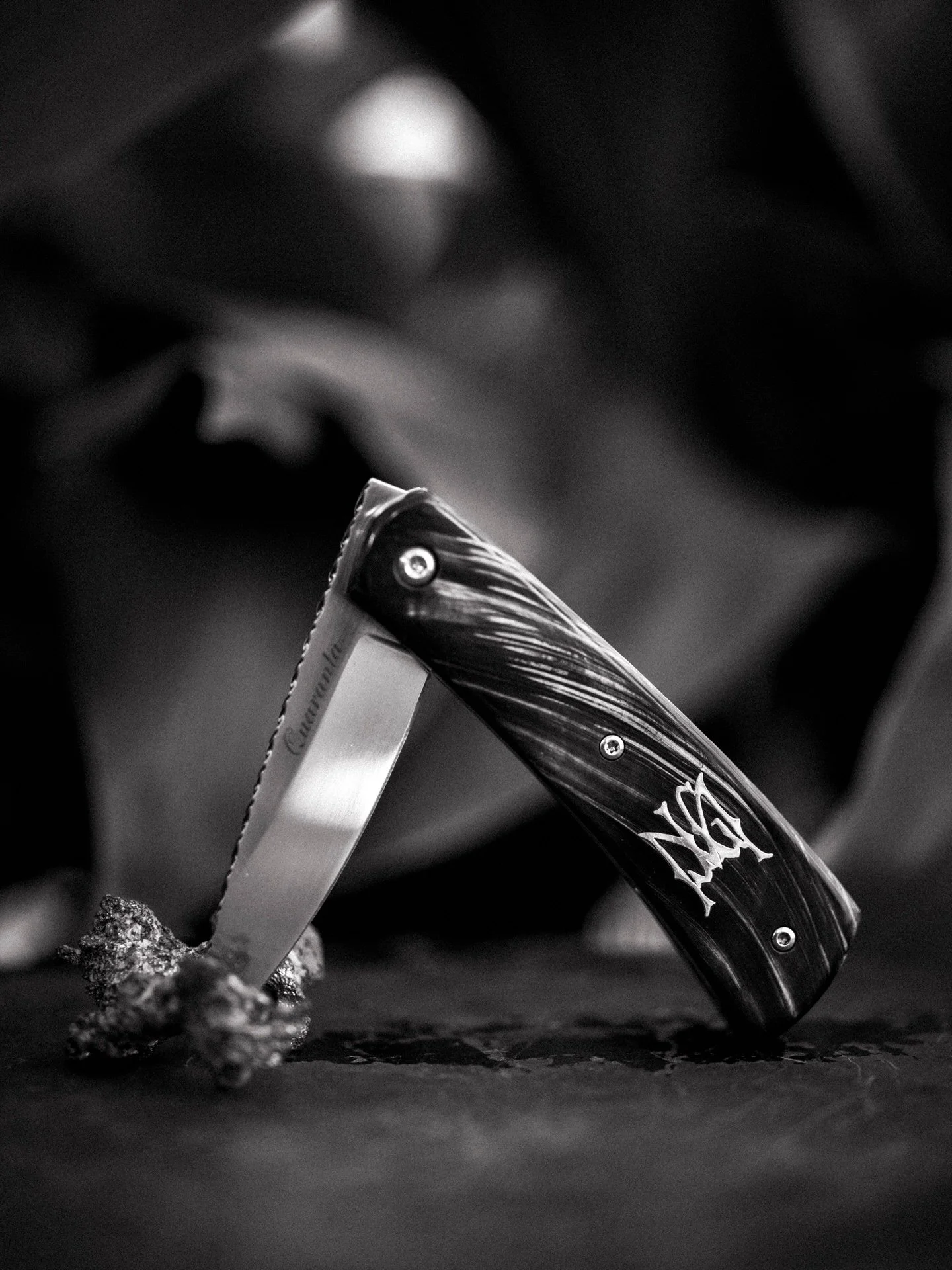 The &laquo;Cordone&raquo; Folder
//
If an image speaks 1000 words, please allow this brief photo essay to speak for the countless hours that Paolo Molari (Master Cutler, Torino) and Jes&ugrave;s Serrato (Master Engraver, Rome) labored to bring this &