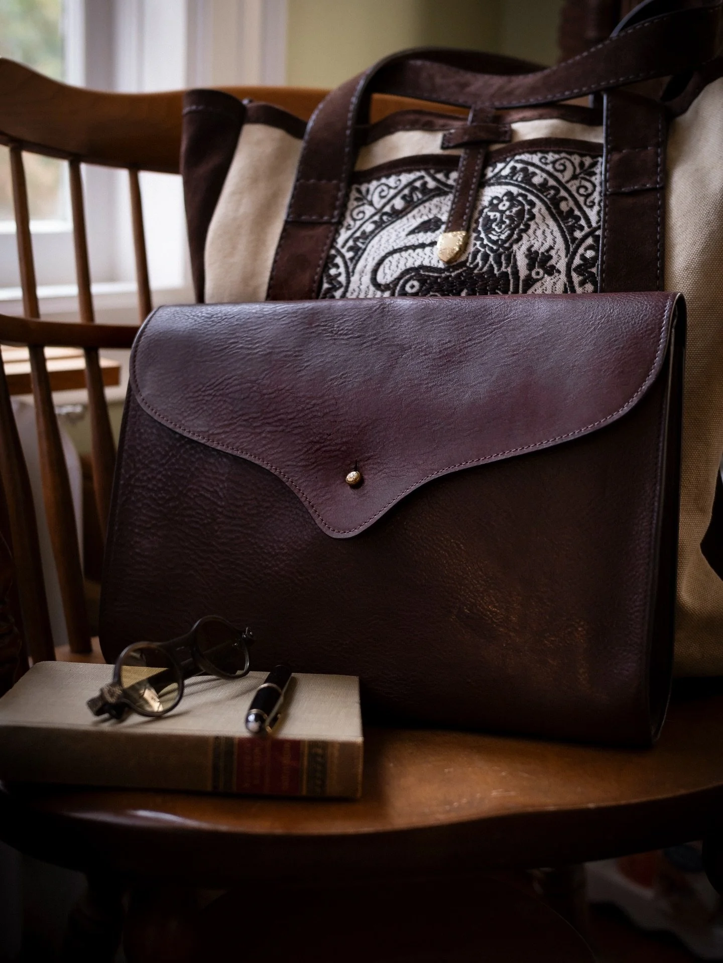 The &ldquo;Documento&rdquo; Case
//
For when you need more than your pockets, but not quite a full bag.
//
Link in bio to purchase. 
.
.
.
.
#edc #hamdmade #leathergoods #artisanal #stationary